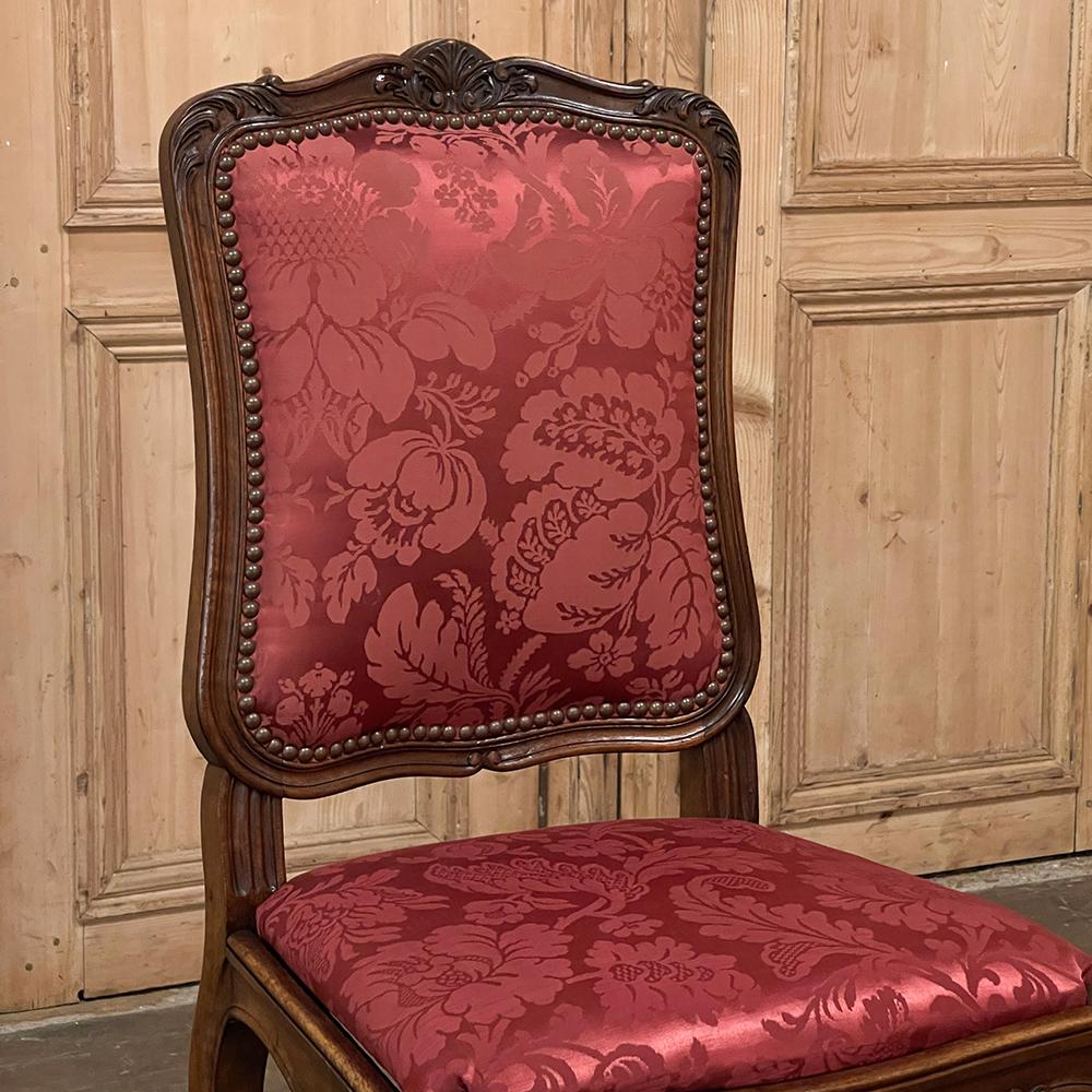 Ensemble de 6 chaises de salle à manger françaises anciennes de style Louis XV en noyer avec damas de soie en vente 7