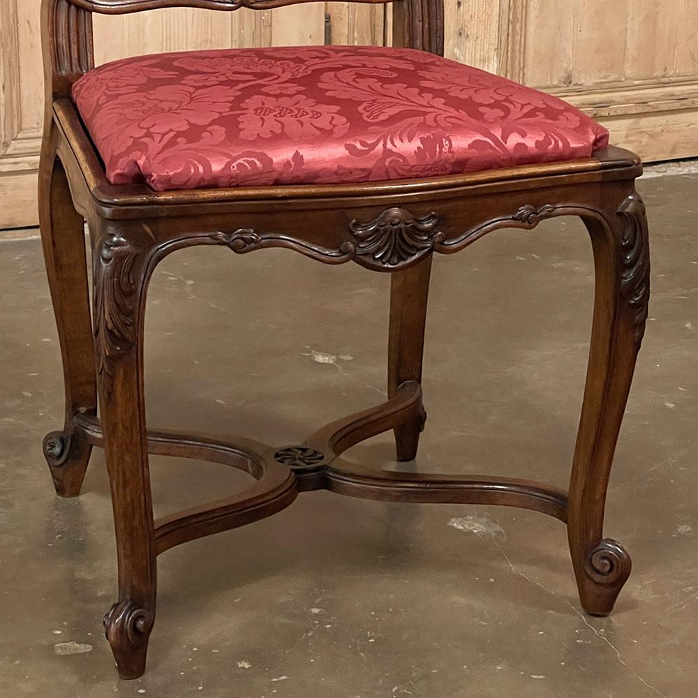 Ensemble de 6 chaises de salle à manger françaises anciennes de style Louis XV en noyer avec damas de soie en vente 8