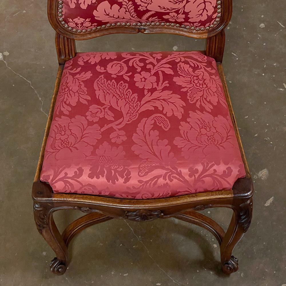 Ensemble de 6 chaises de salle à manger françaises anciennes de style Louis XV en noyer avec damas de soie en vente 9
