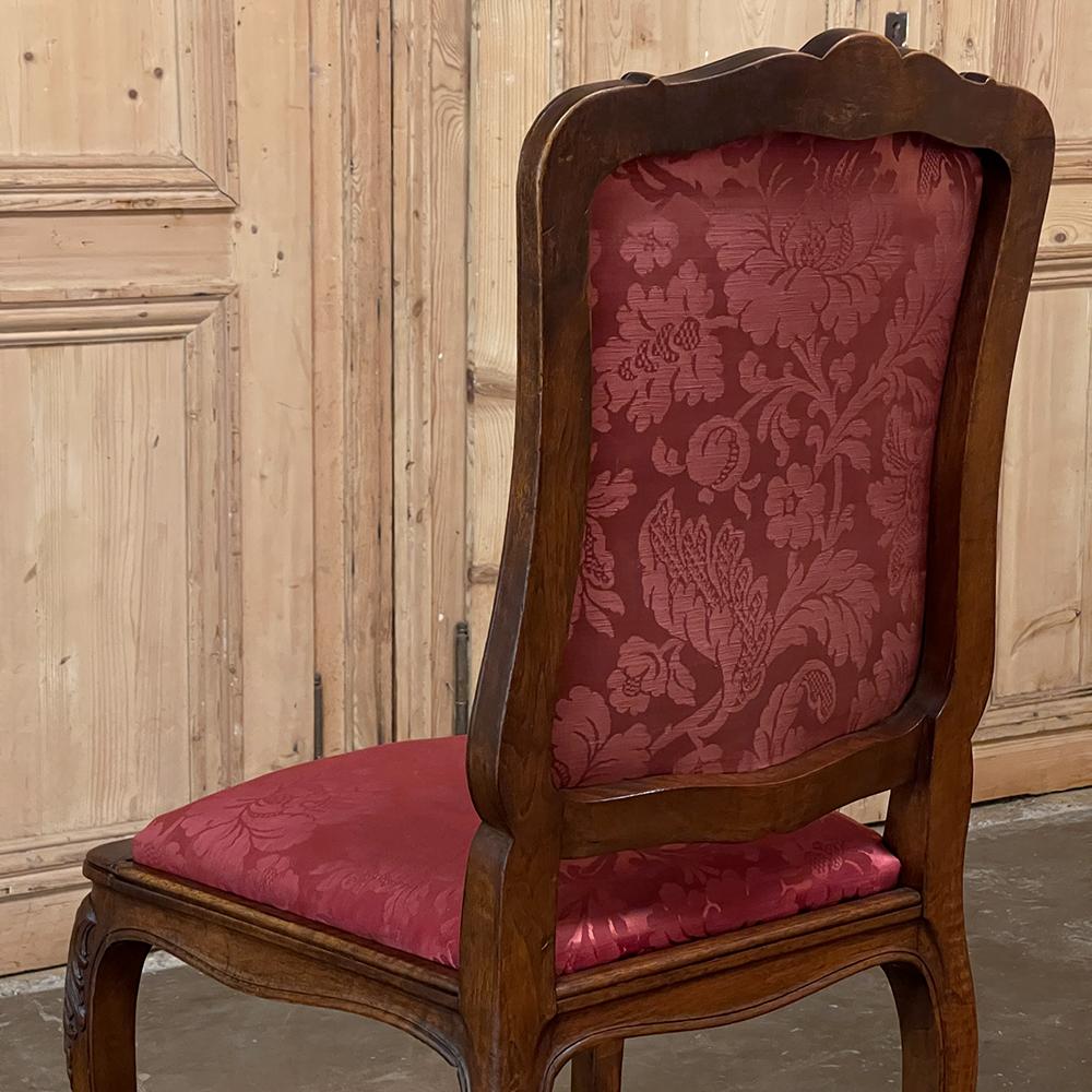 Ensemble de 6 chaises de salle à manger françaises anciennes de style Louis XV en noyer avec damas de soie en vente 11