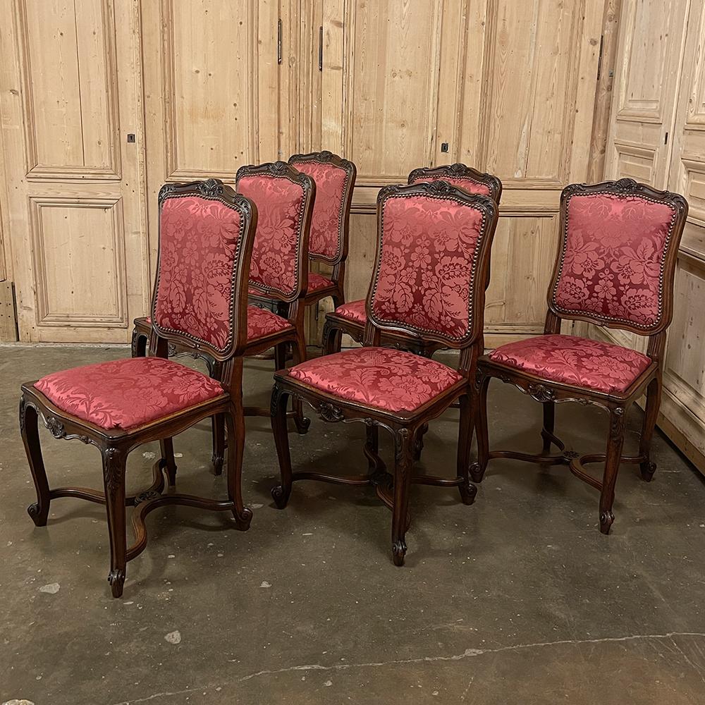 Français Ensemble de 6 chaises de salle à manger françaises anciennes de style Louis XV en noyer avec damas de soie en vente
