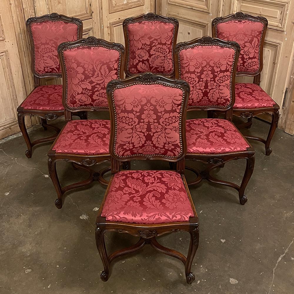 Fait main Ensemble de 6 chaises de salle à manger françaises anciennes de style Louis XV en noyer avec damas de soie en vente