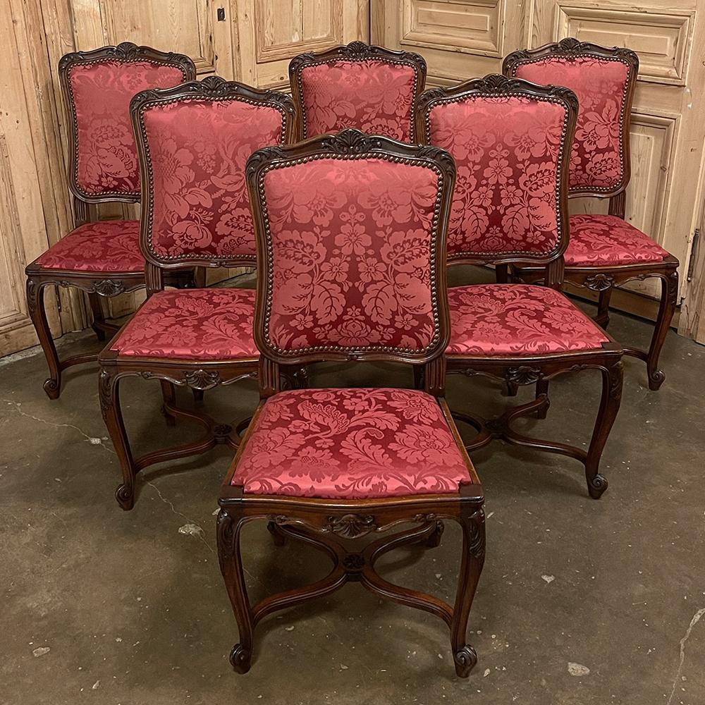 Ensemble de 6 chaises de salle à manger françaises anciennes de style Louis XV en noyer avec damas de soie Bon état - En vente à Dallas, TX