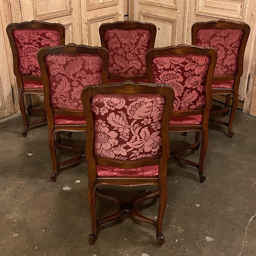 20ième siècle Ensemble de 6 chaises de salle à manger françaises anciennes de style Louis XV en noyer avec damas de soie en vente