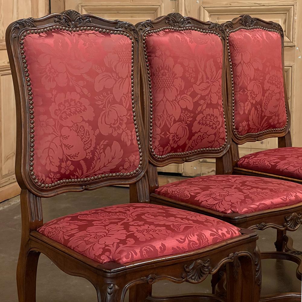 Soie Ensemble de 6 chaises de salle à manger françaises anciennes de style Louis XV en noyer avec damas de soie en vente