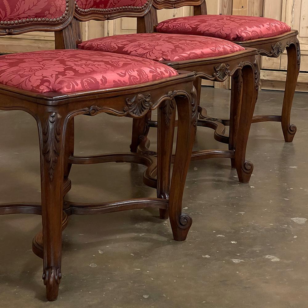 Ensemble de 6 chaises de salle à manger françaises anciennes de style Louis XV en noyer avec damas de soie en vente 1