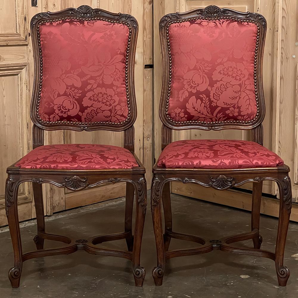 Ensemble de 6 chaises de salle à manger françaises anciennes de style Louis XV en noyer avec damas de soie en vente 2