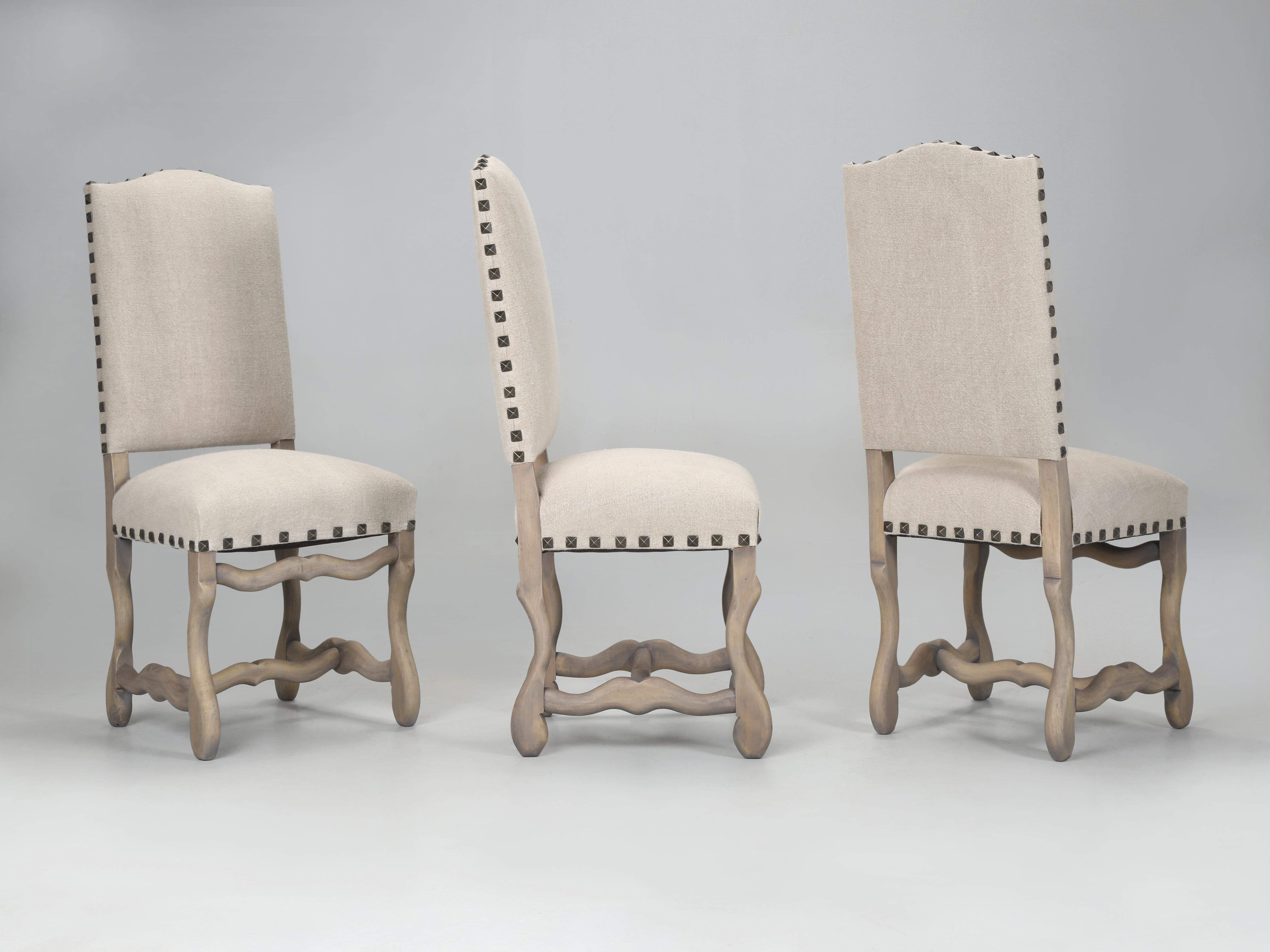 Ensemble de 6 chaises de salle à manger françaises anciennes Os de Mouton en lin irlandais lavé à la main. 
Le nom 