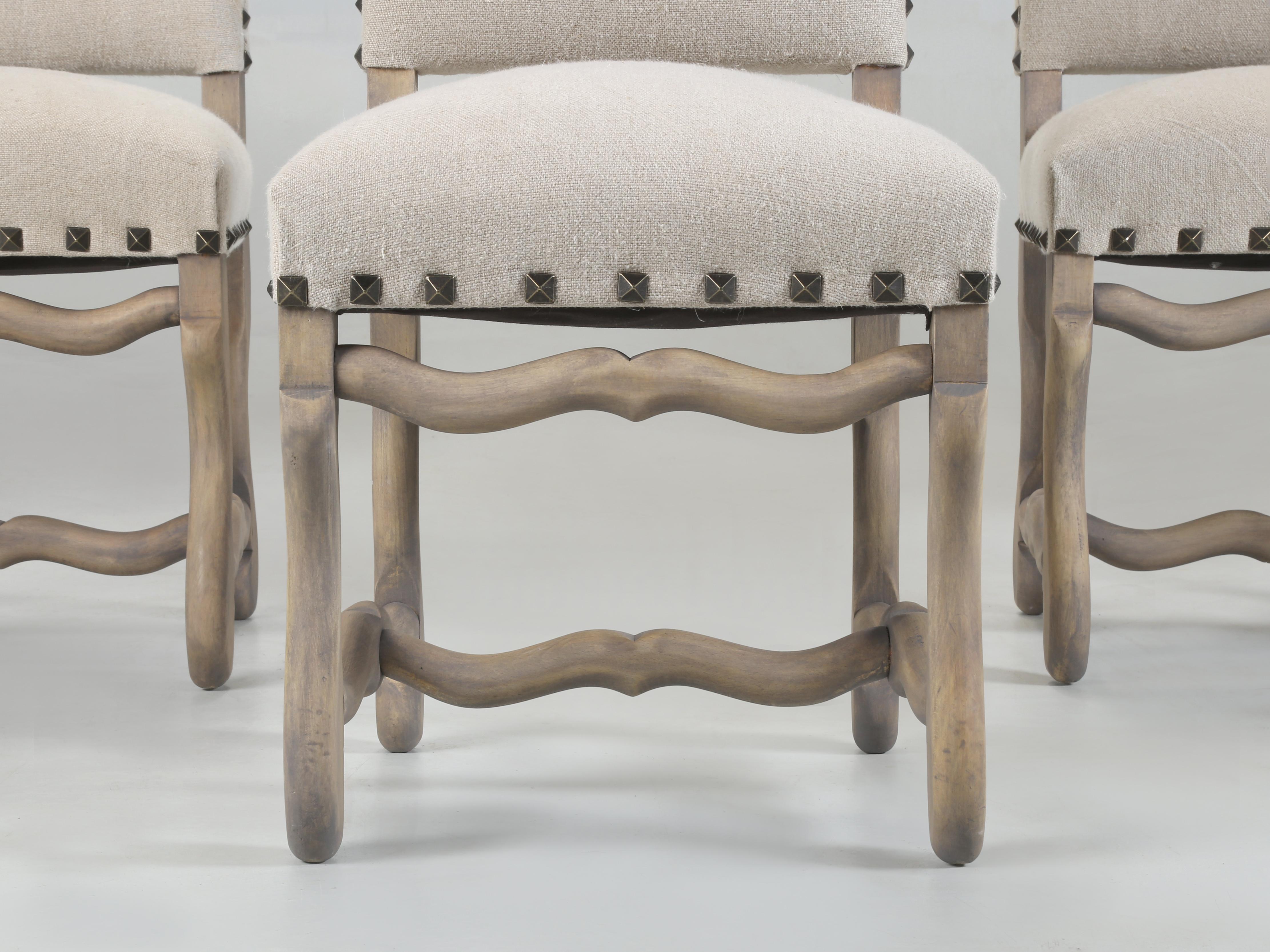 Laiton Ensemble de 6 chaises de salle à manger françaises anciennes Os de Mouton en lin irlandais lavé à la main. en vente