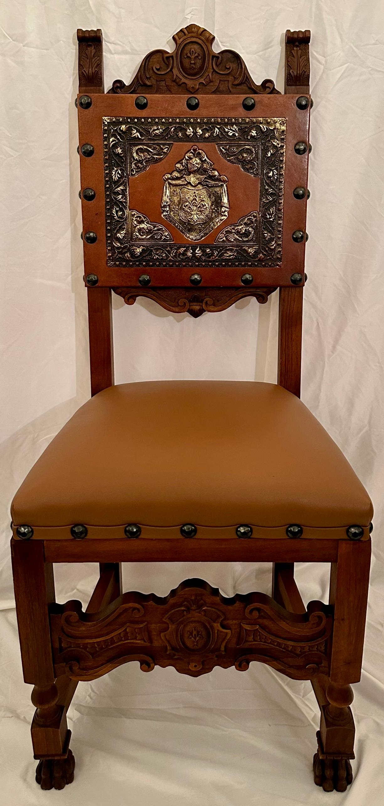 Set di 6 sedie da pranzo in stile rinascimentale francese in noce intagliato e pelle goffrata, CIRCA 1900. 