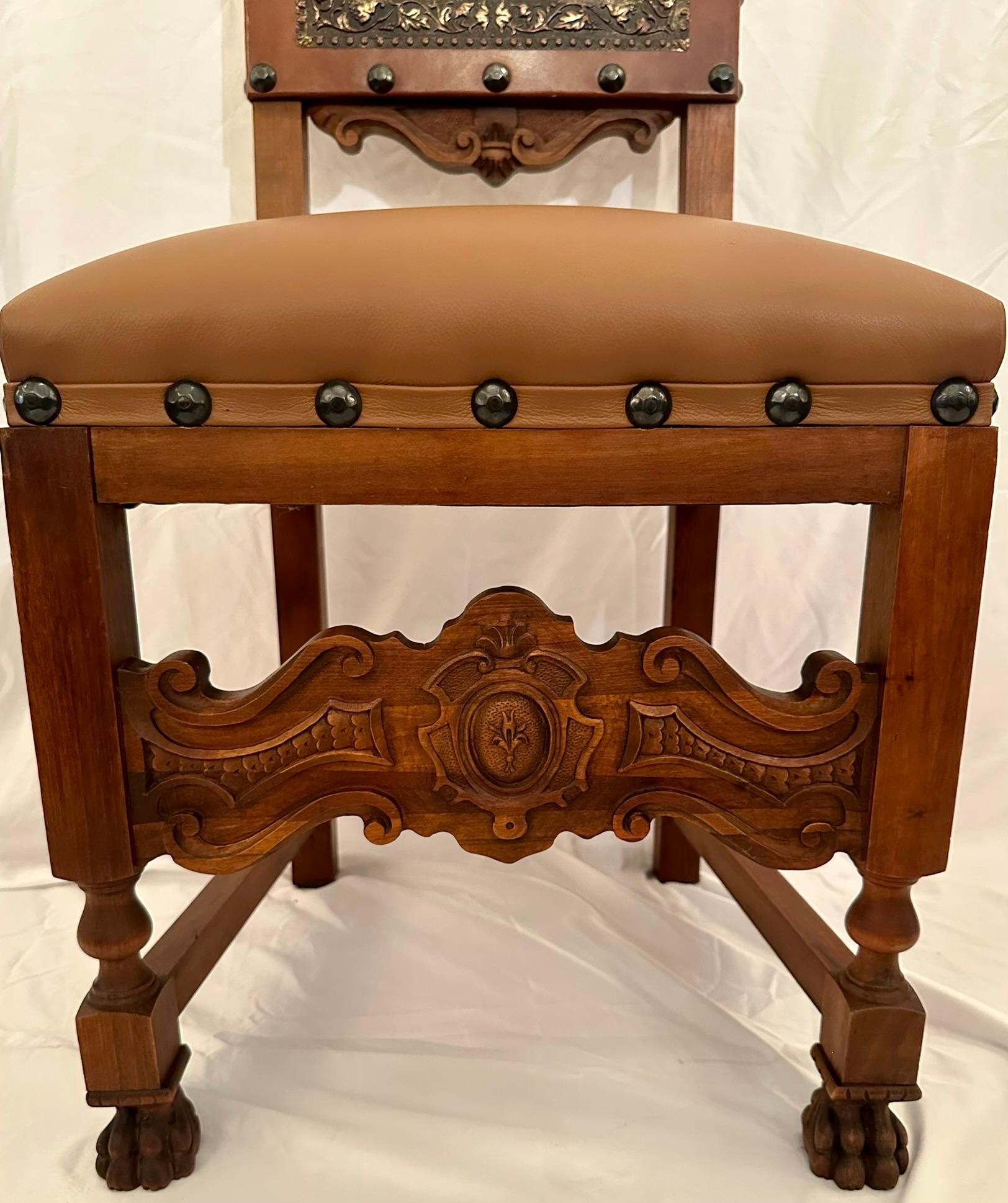 XX secolo Set di 6 sedie da pranzo rinascimentali francesi in noce e pelle, circa 1900. in vendita