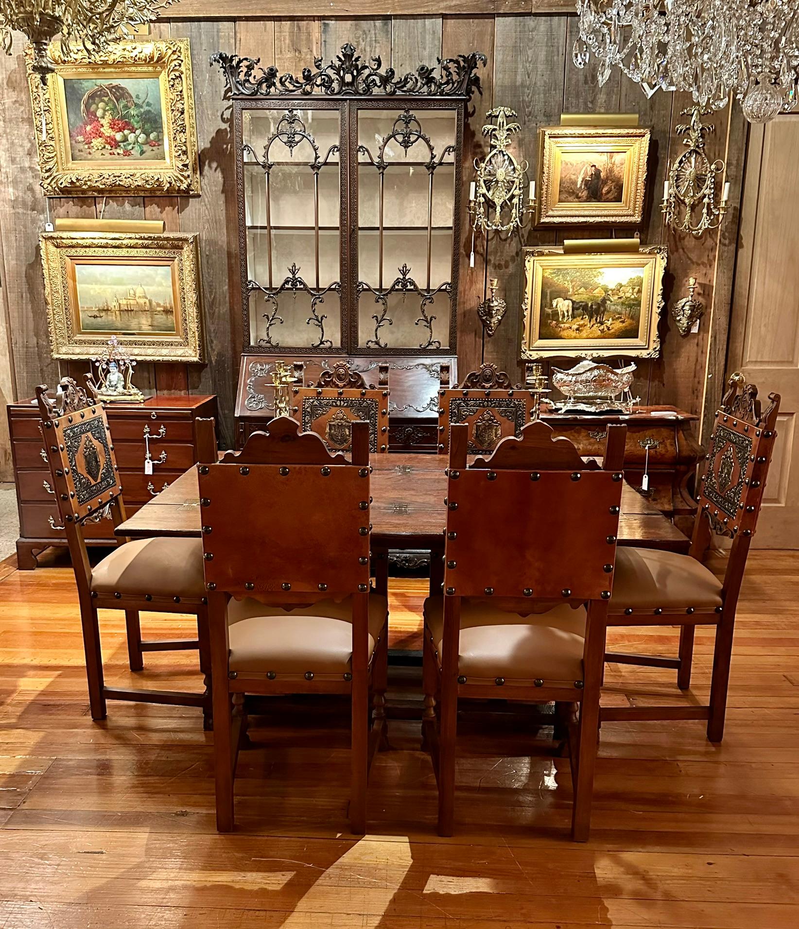 Pelle Set di 6 sedie da pranzo rinascimentali francesi in noce e pelle, circa 1900. in vendita