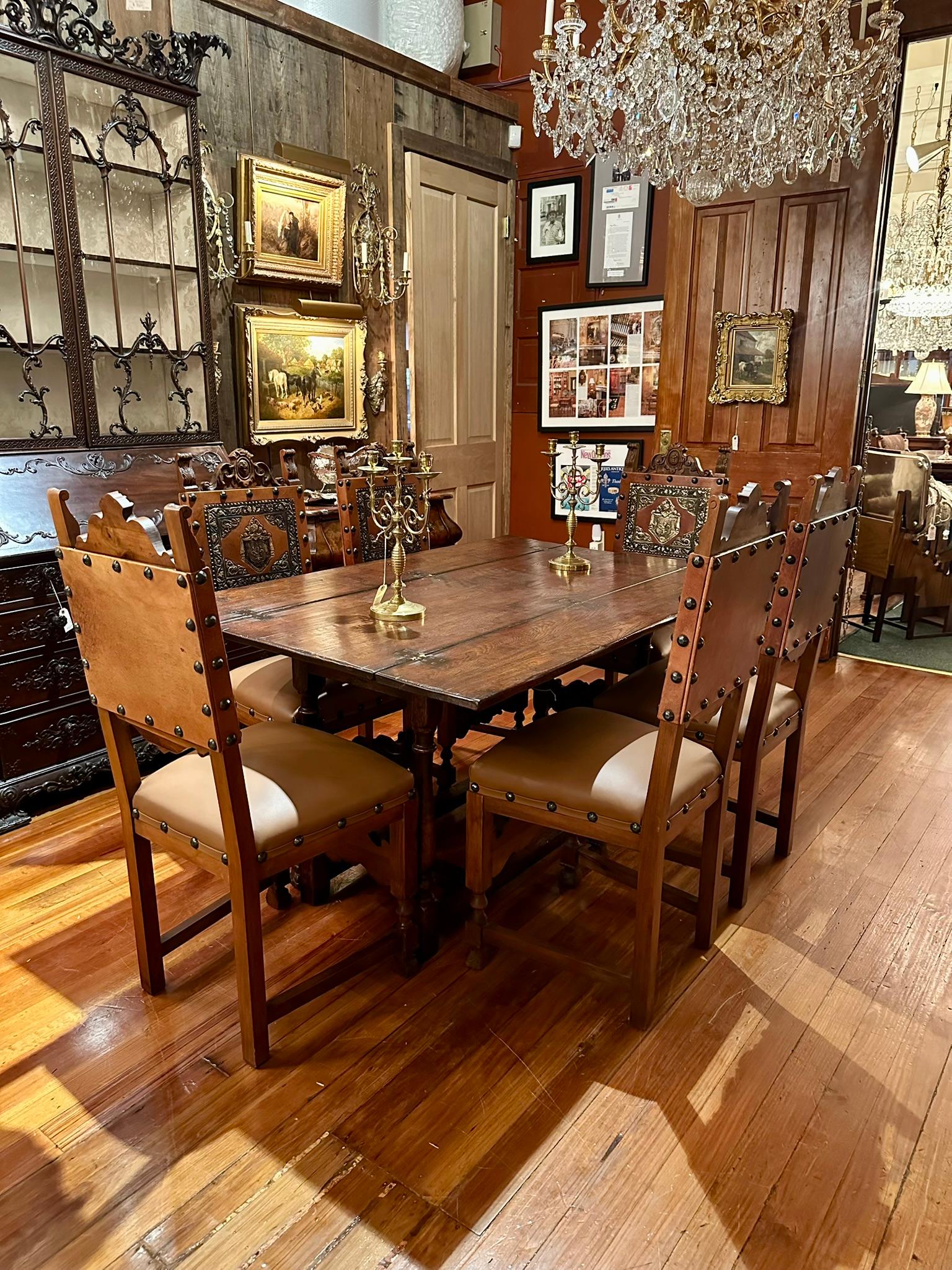 Set di 6 sedie da pranzo rinascimentali francesi in noce e pelle, circa 1900. in vendita 2