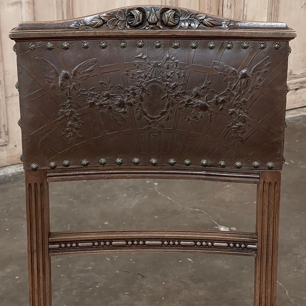Satz von 6 antiken französischen Louis-XVI-Esszimmerstühlen aus Nussbaumholz mit geprägtem Leder im Angebot 5