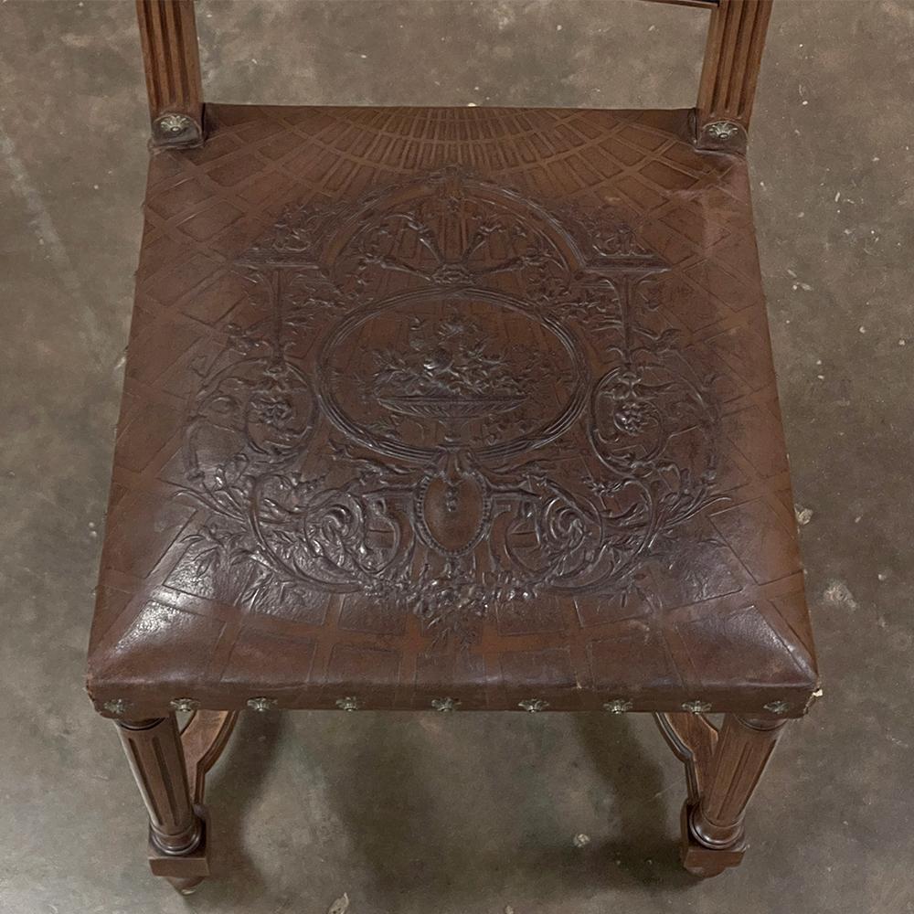 Satz von 6 antiken französischen Louis-XVI-Esszimmerstühlen aus Nussbaumholz mit geprägtem Leder im Angebot 6