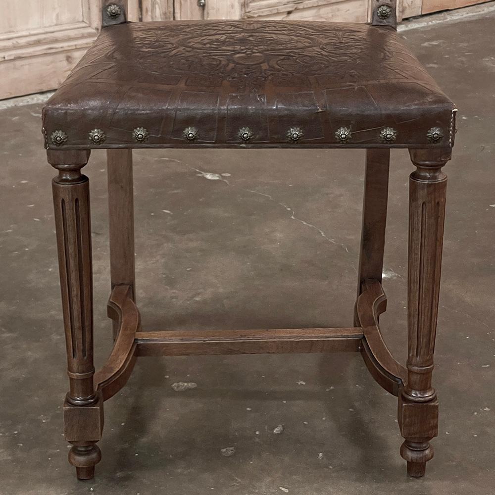 Ensemble de 6 chaises de salle à manger Louis XVI en noyer français ancien avec cuir gaufré en vente 8