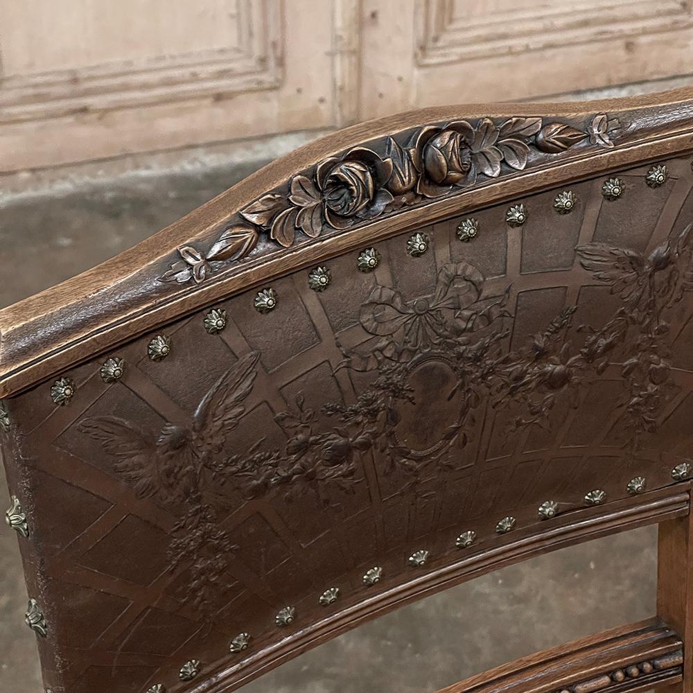 Ensemble de 6 chaises de salle à manger Louis XVI en noyer français ancien avec cuir gaufré en vente 9