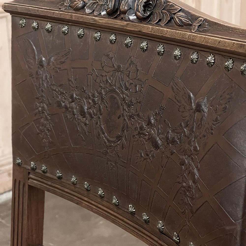 Ensemble de 6 chaises de salle à manger Louis XVI en noyer français ancien avec cuir gaufré en vente 10