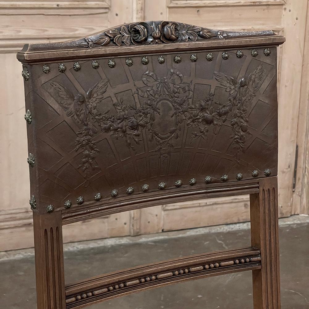 Ensemble de 6 chaises de salle à manger Louis XVI en noyer français ancien avec cuir gaufré en vente 11