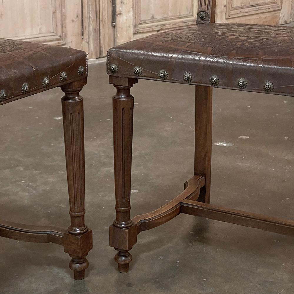 Ensemble de 6 chaises de salle à manger Louis XVI en noyer français ancien avec cuir gaufré en vente 13