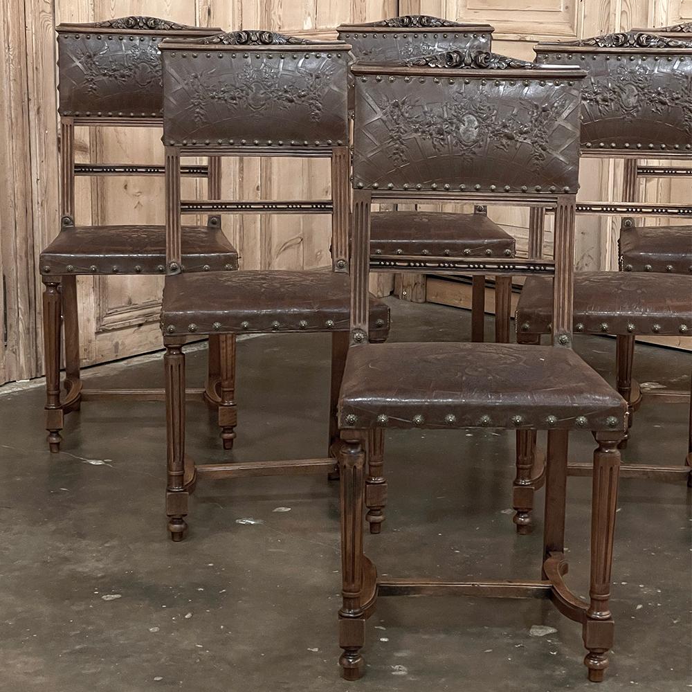 Satz von 6 antiken französischen Louis-XVI-Esszimmerstühlen aus Nussbaumholz mit geprägtem Leder (Handgefertigt) im Angebot