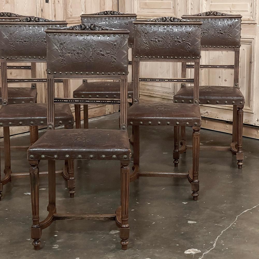 20ième siècle Ensemble de 6 chaises de salle à manger Louis XVI en noyer français ancien avec cuir gaufré en vente
