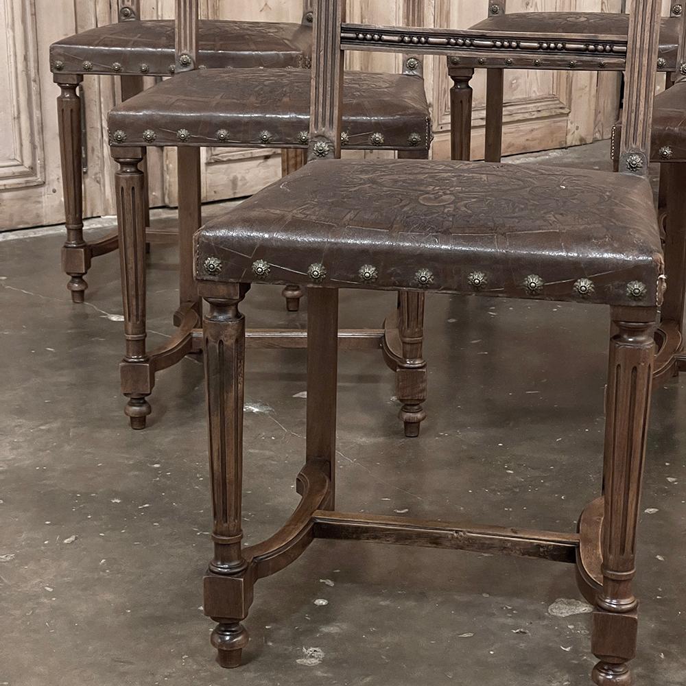 Ensemble de 6 chaises de salle à manger Louis XVI en noyer français ancien avec cuir gaufré en vente 1