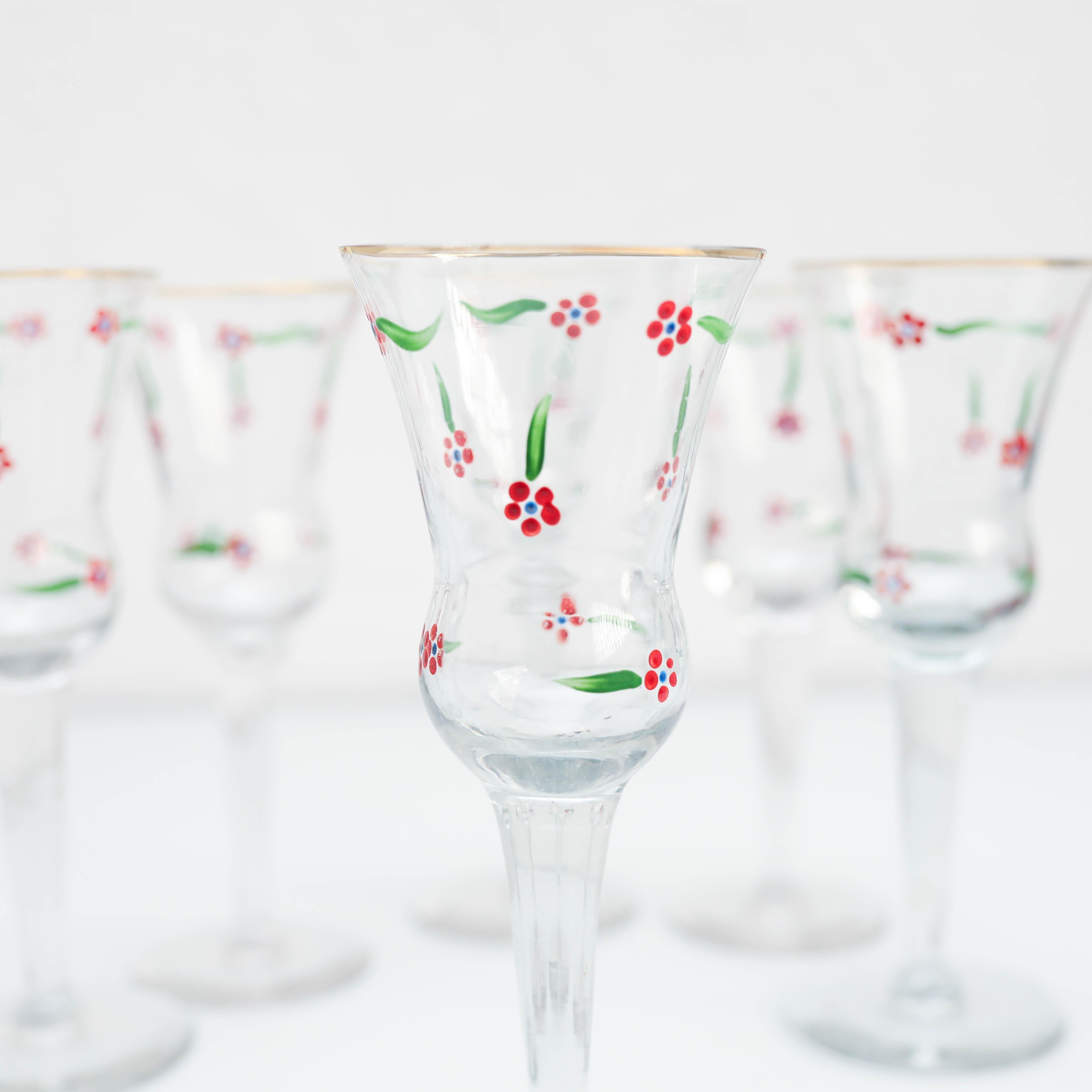 Ensemble de 6 tasses à vin et vase en verre peints à la main, circa 1940 en vente 4