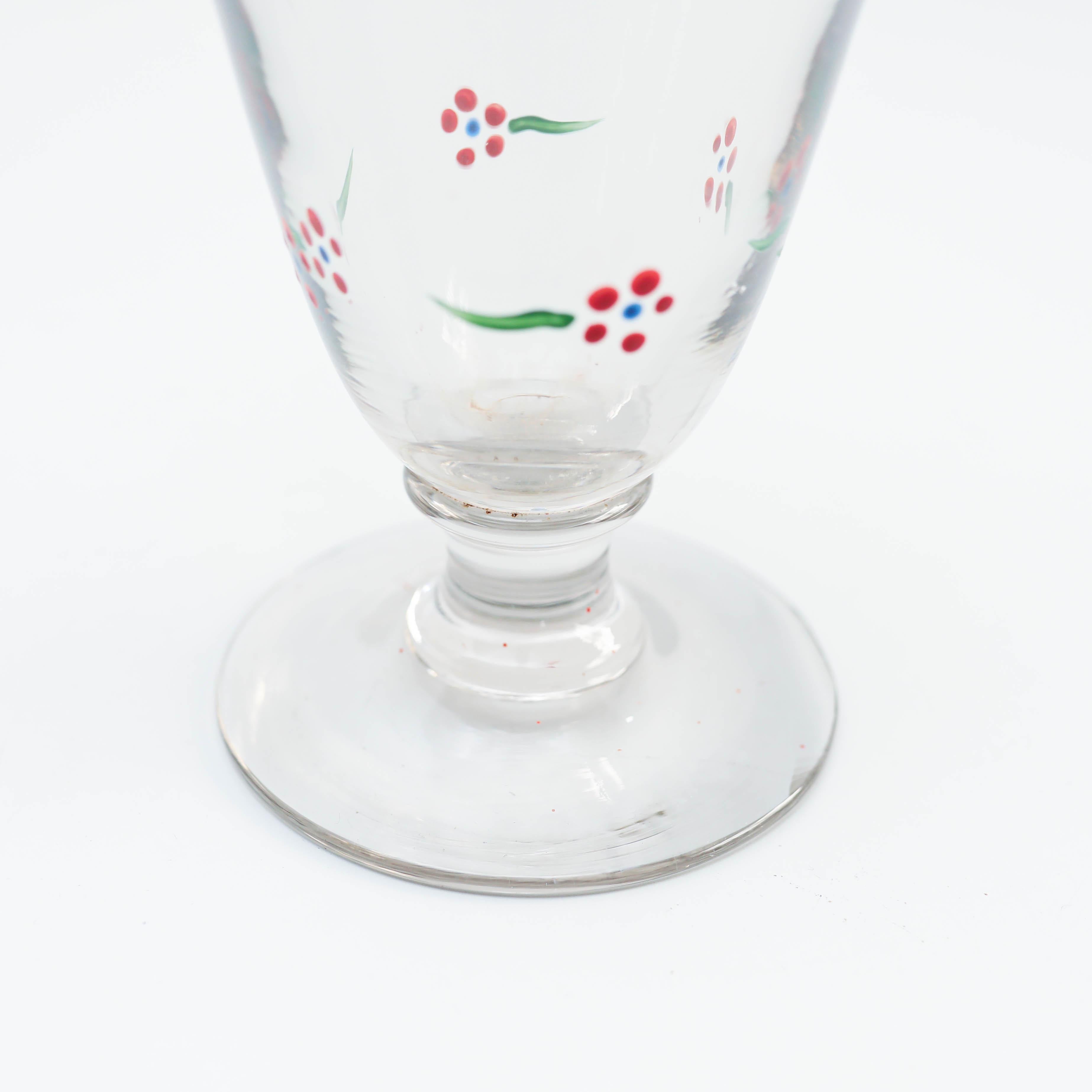  Set von 6 antiken, handbemalten Glas-Weingläsern und Glasvase, um 1940 im Angebot 8