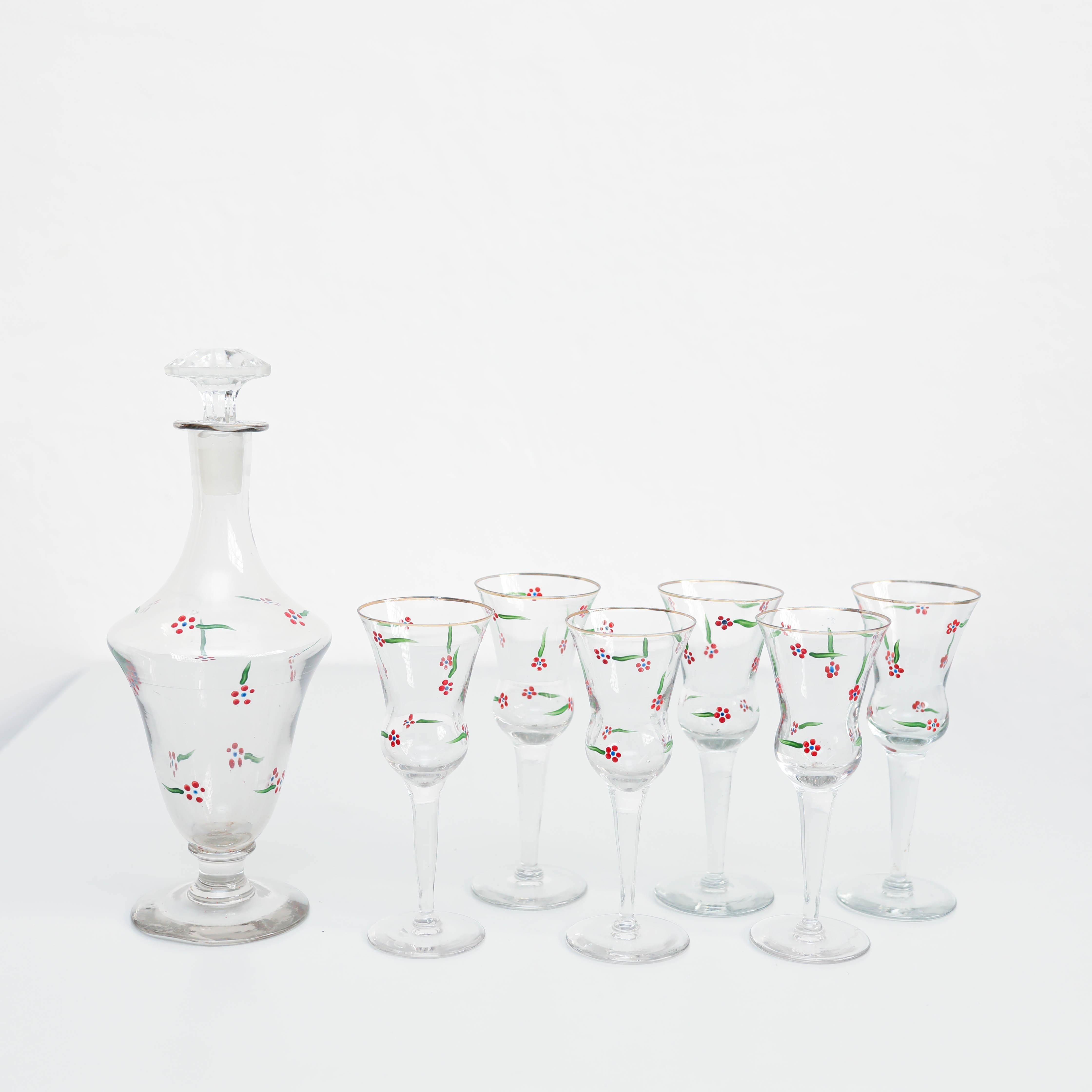  Ensemble de 6 tasses à vin et vase en verre anciens peints à la main.  Fabriqué par un fabricant inconnu en Espagne, vers 1940.  En état d'origine, avec une usure mineure conforme à l'âge et à l'utilisation, préservant une belle patine.  Matériaux