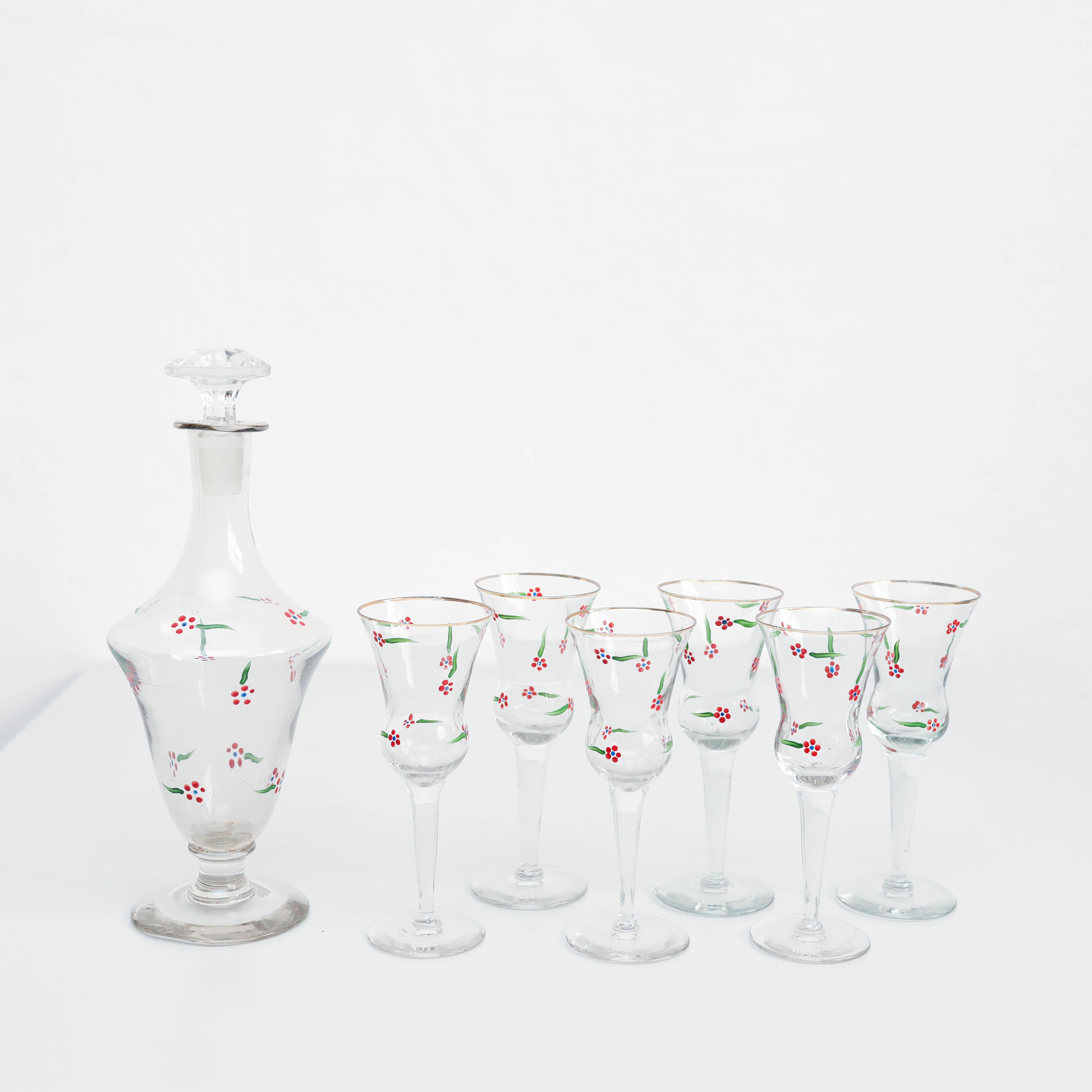  Satz von 6 antiken, handbemalten Glas-Weinbechern und Glasvase.

Hergestellt von einem unbekannten Hersteller in Spanien, um 1940.

Originaler Zustand mit geringen alters- und gebrauchsbedingten Abnutzungserscheinungen, der eine schöne Patina