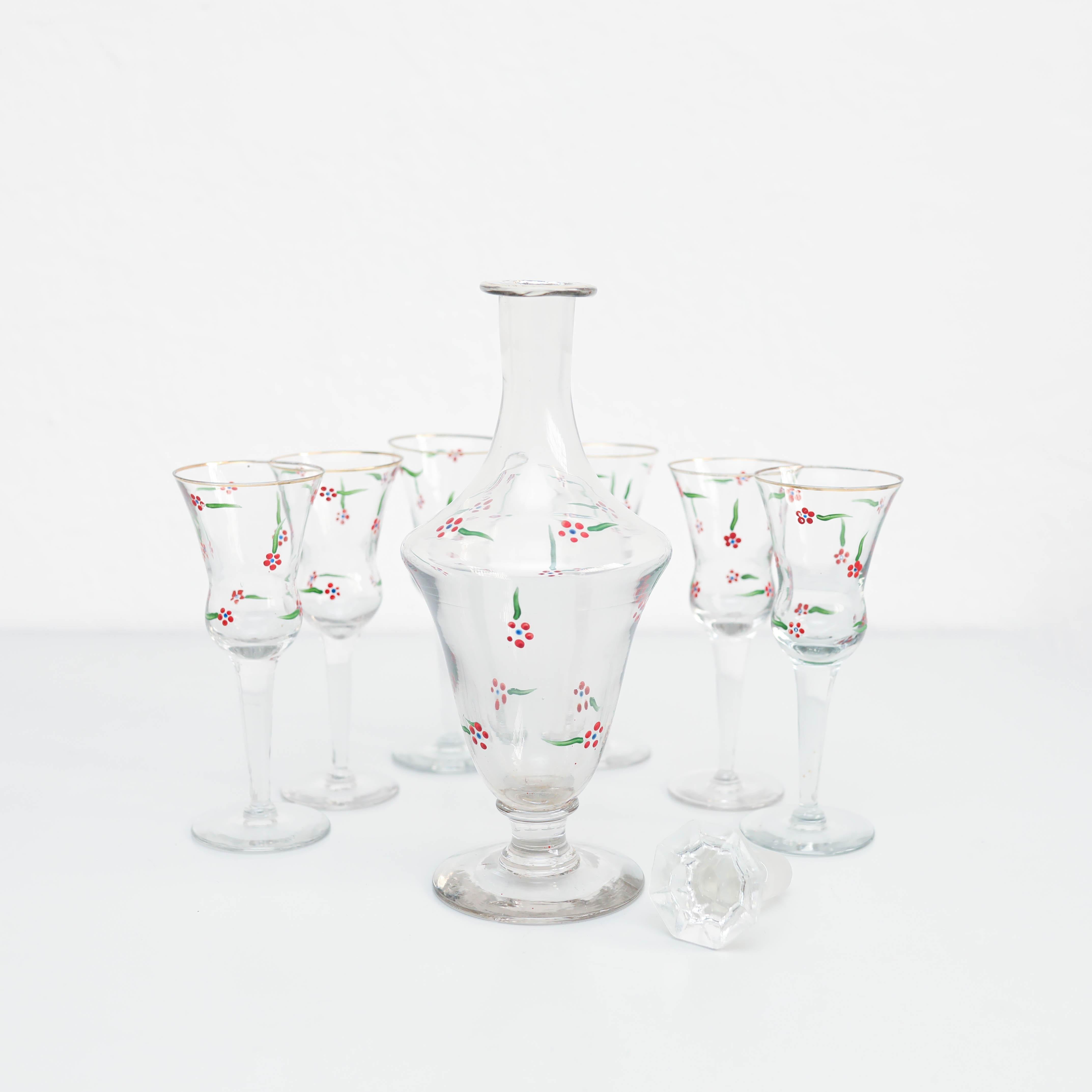 Milieu du XXe siècle Ensemble de 6 tasses à vin et vase en verre peints à la main, circa 1940 en vente