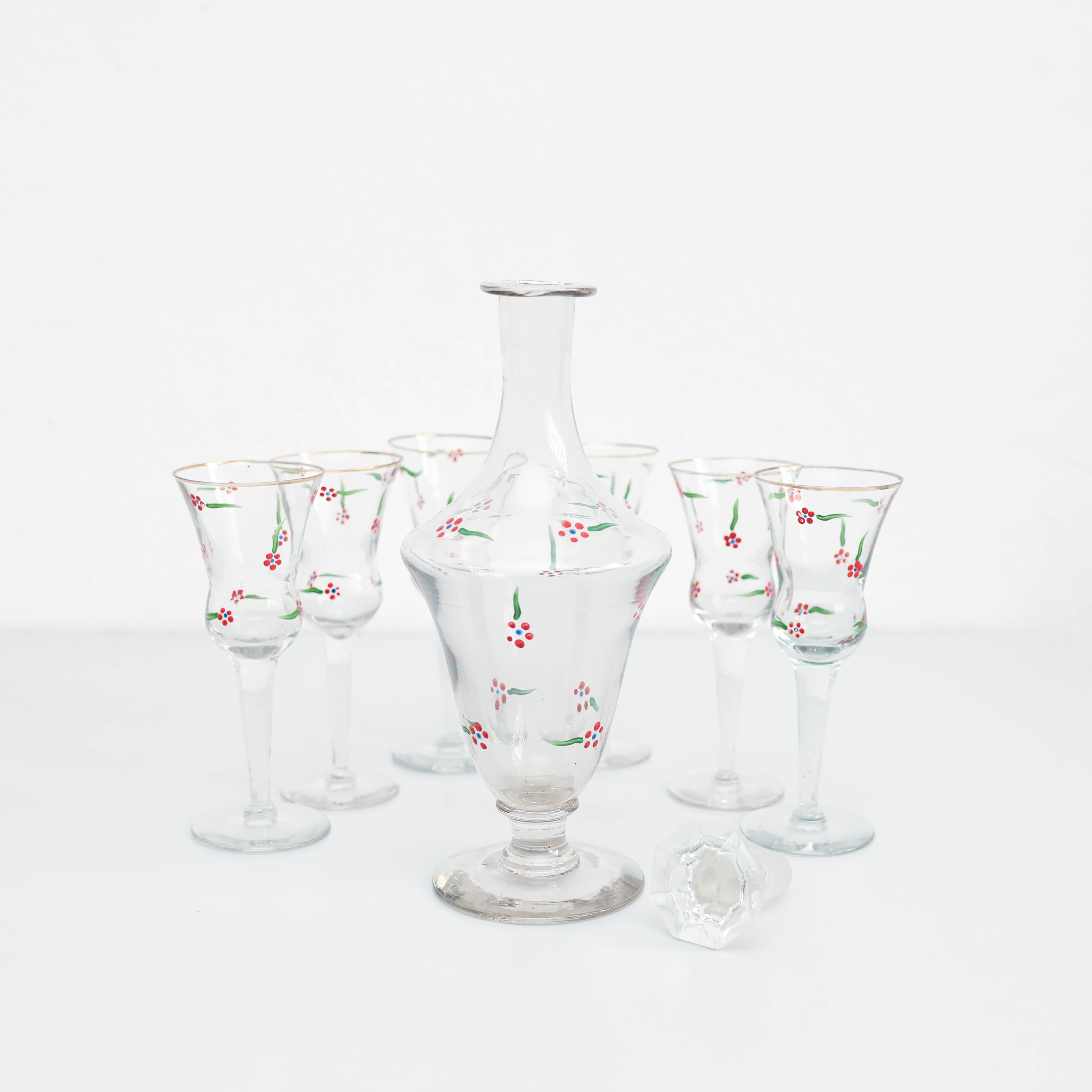  Set von 6 antiken, handbemalten Glas-Weingläsern und Glasvase, um 1940 (Mitte des 20. Jahrhunderts) im Angebot