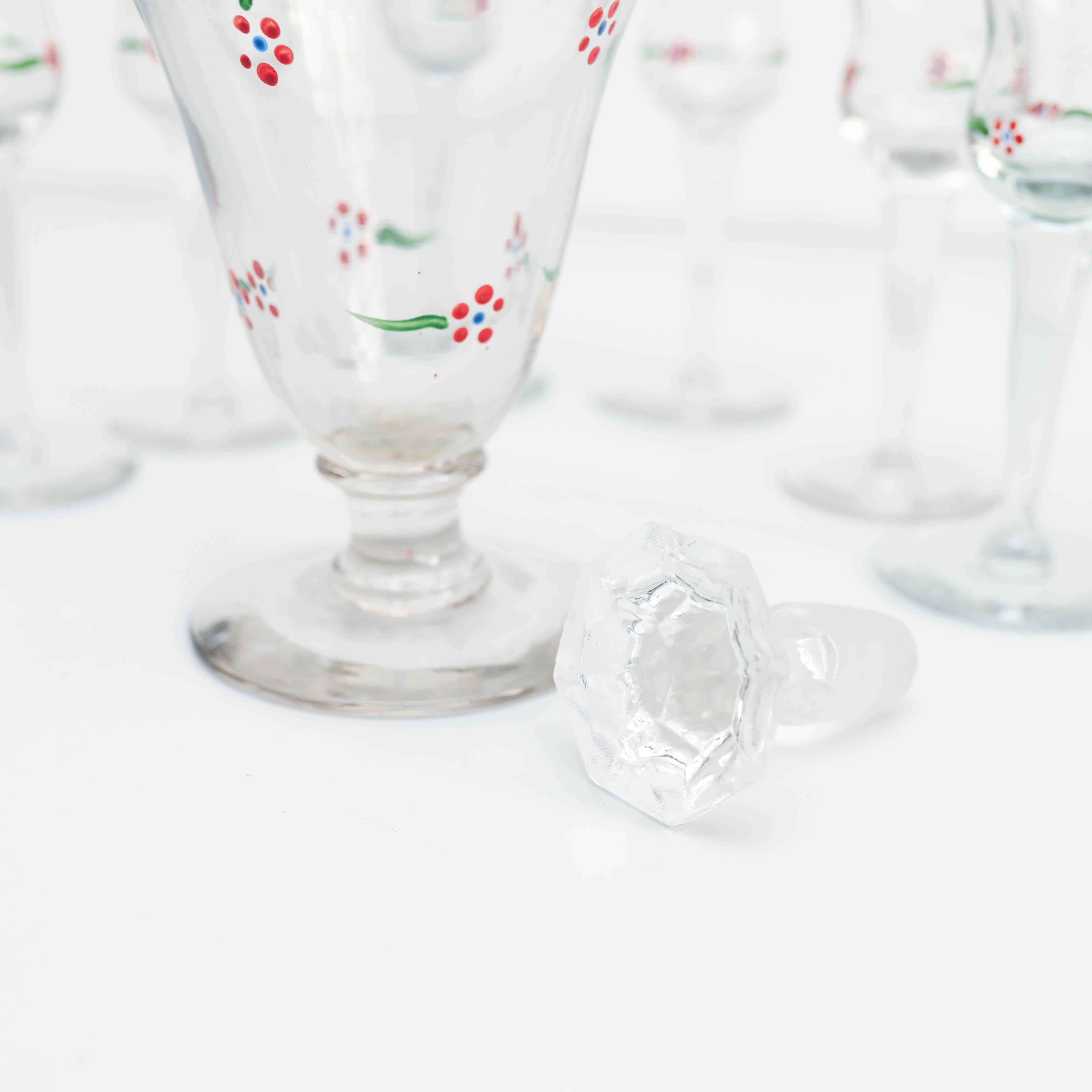 Verre Ensemble de 6 tasses à vin et vase en verre peints à la main, circa 1940 en vente