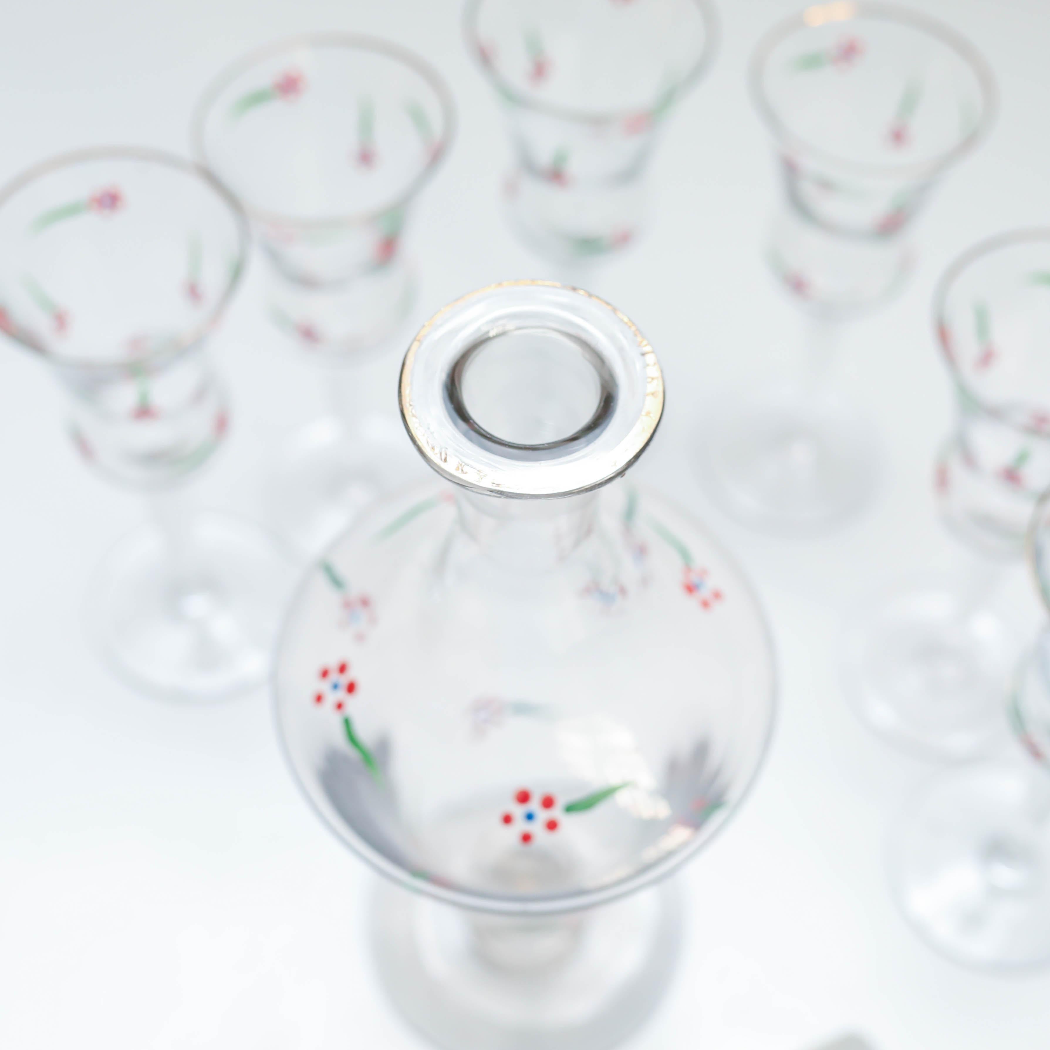 Ensemble de 6 tasses à vin et vase en verre peints à la main, circa 1940 en vente 1