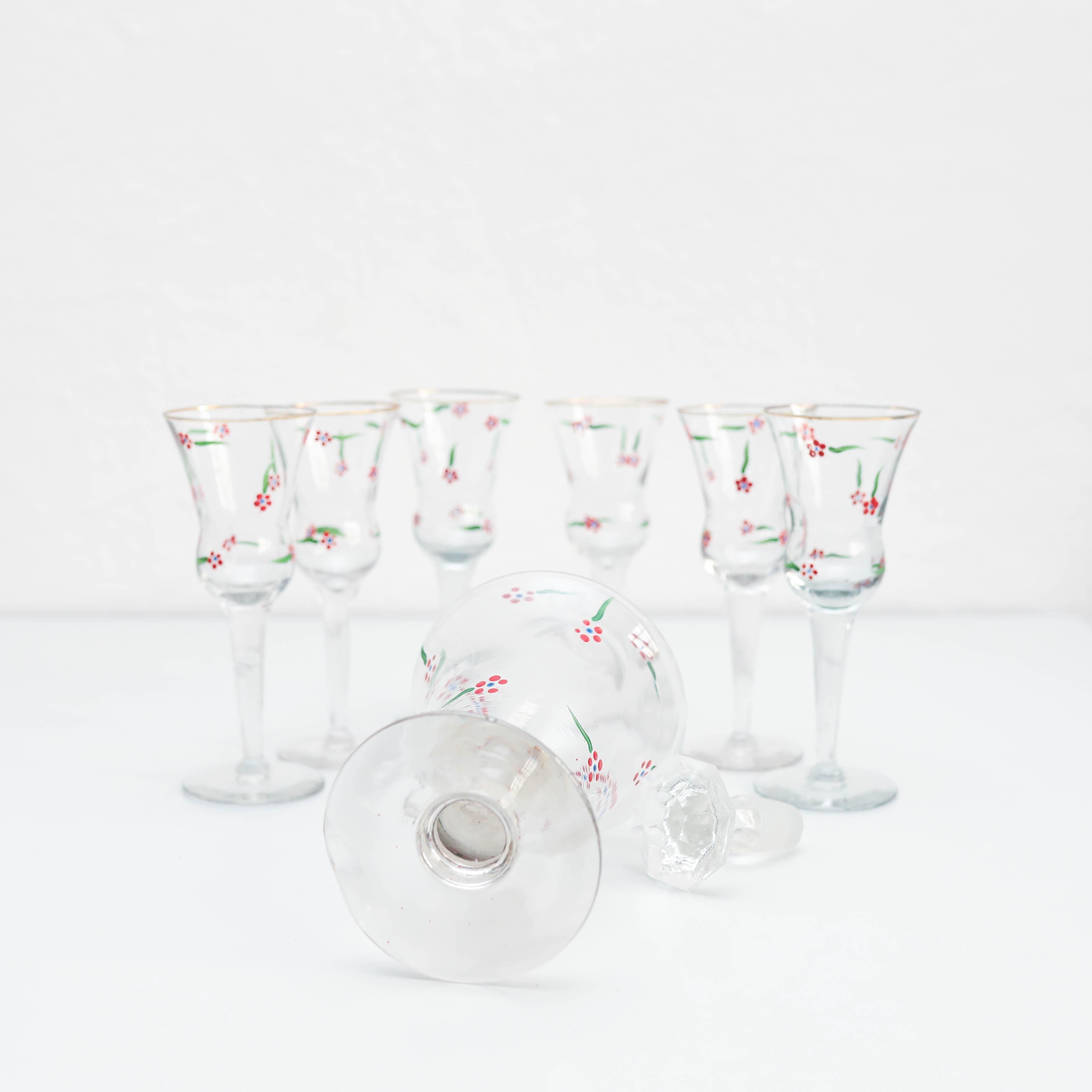 Ensemble de 6 tasses à vin et vase en verre peints à la main, circa 1940 en vente 2