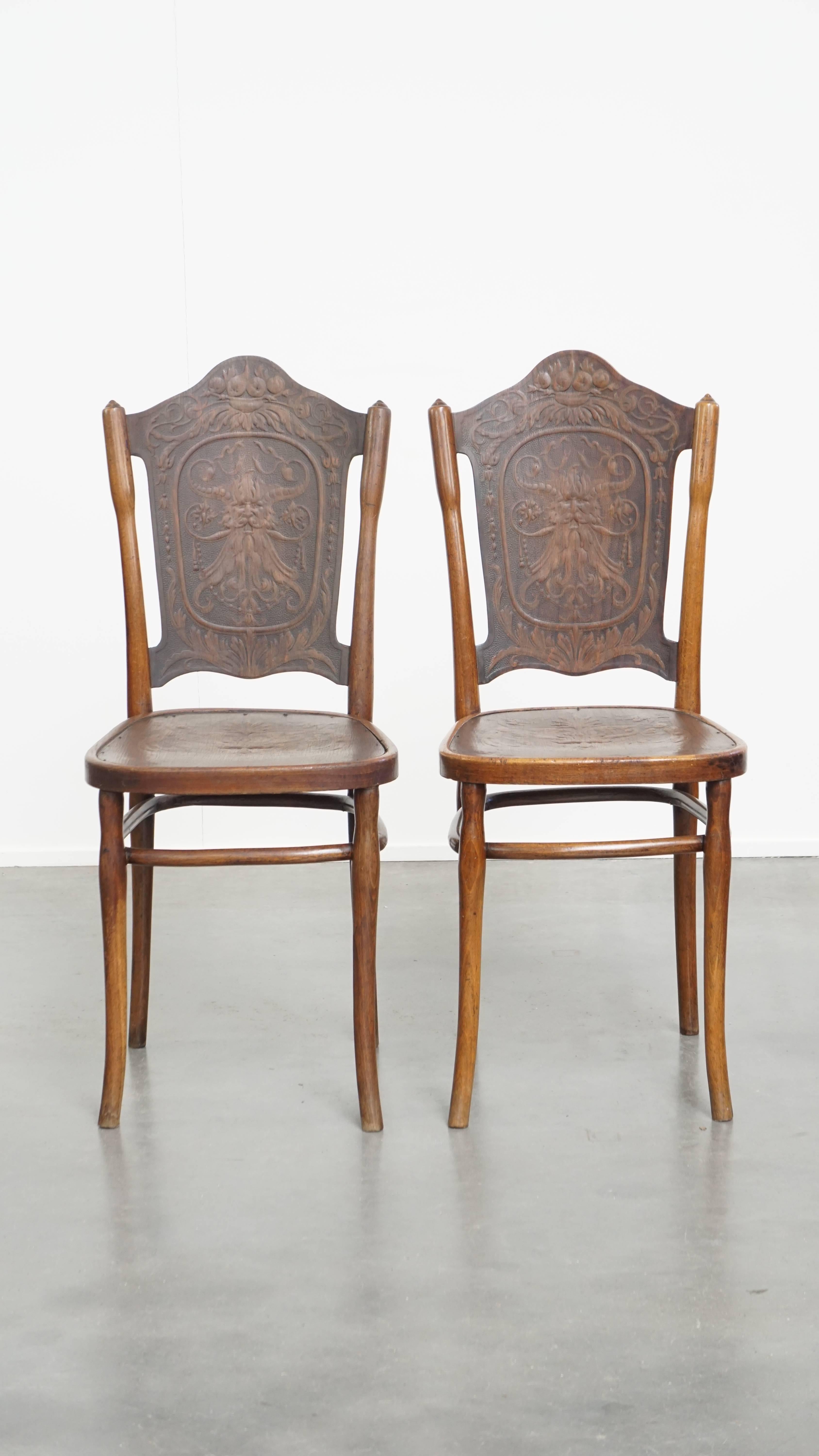 Dieser erstaunliche Satz von 6 originalen antiken Jacob und Josef Kohn Stühlen stammt aus dem frühen 20. Jahrhundert und weist schöne Zeichnungen/Motive im Holz auf. Sie passen sowohl in klassische als auch in moderne Innenräume. Im Laufe der Jahre