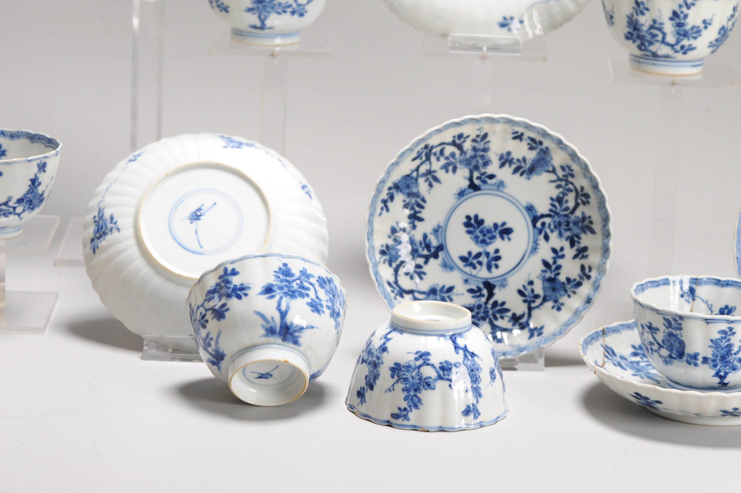 Whiting è un fantastico e incredibilmente bello set da tè in blu e bianco, tutto di forma modellata.

Sei tazze e piattini in porcellana bianca e blu.
Tutti raffigurano un fantastico disegno floreale e sono contrassegnati da quello che sembra essere