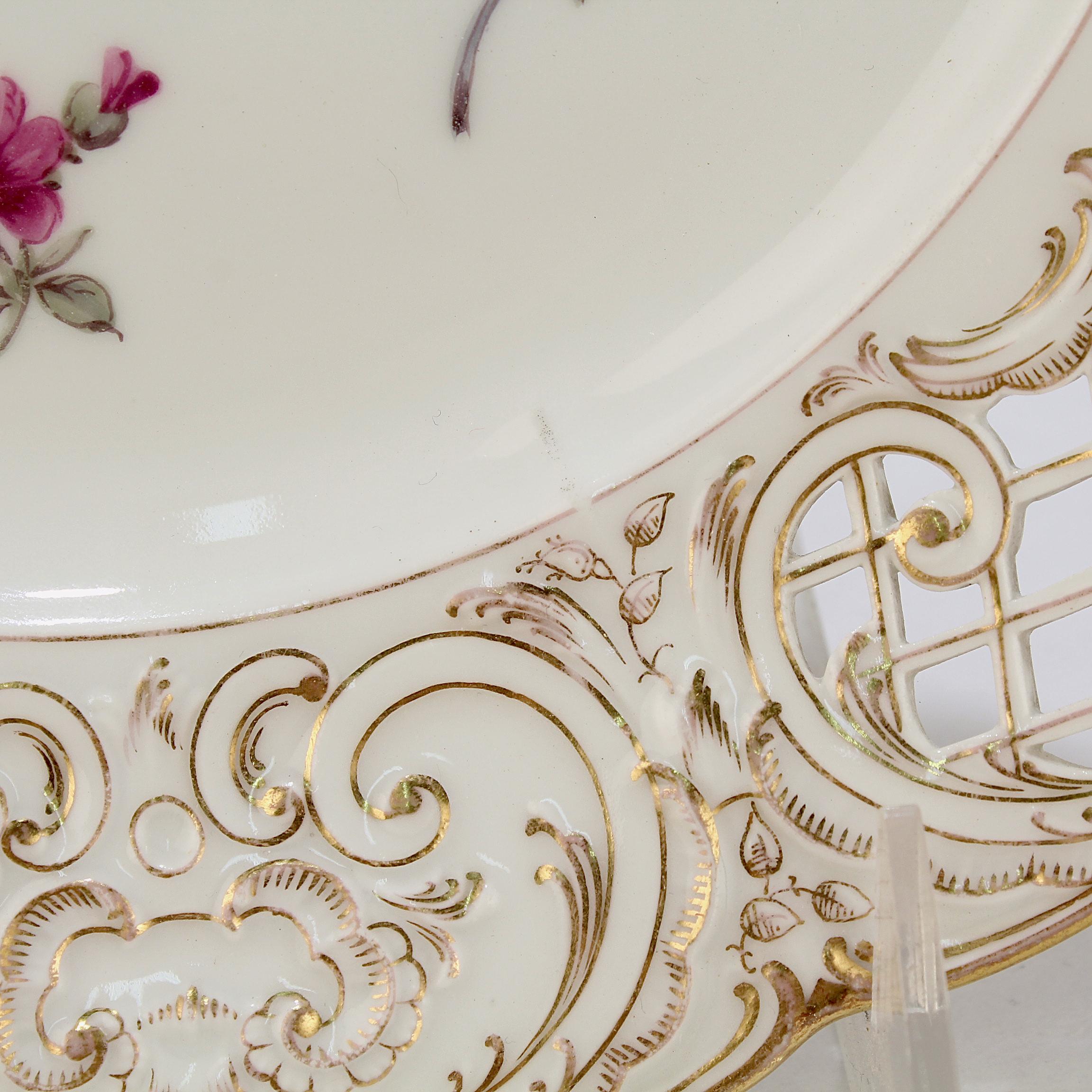 Lote de 6 piezas de porcelana antigua KPM Porcelain  Placas de armario reticuladas Deutsche Blumen en venta 2