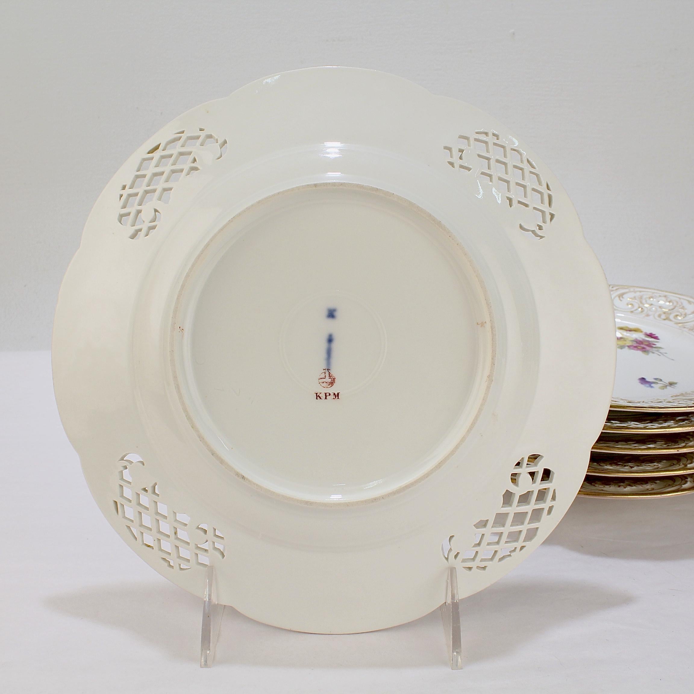 Lote de 6 piezas de porcelana antigua KPM Porcelain  Placas de armario reticuladas Deutsche Blumen en venta 3