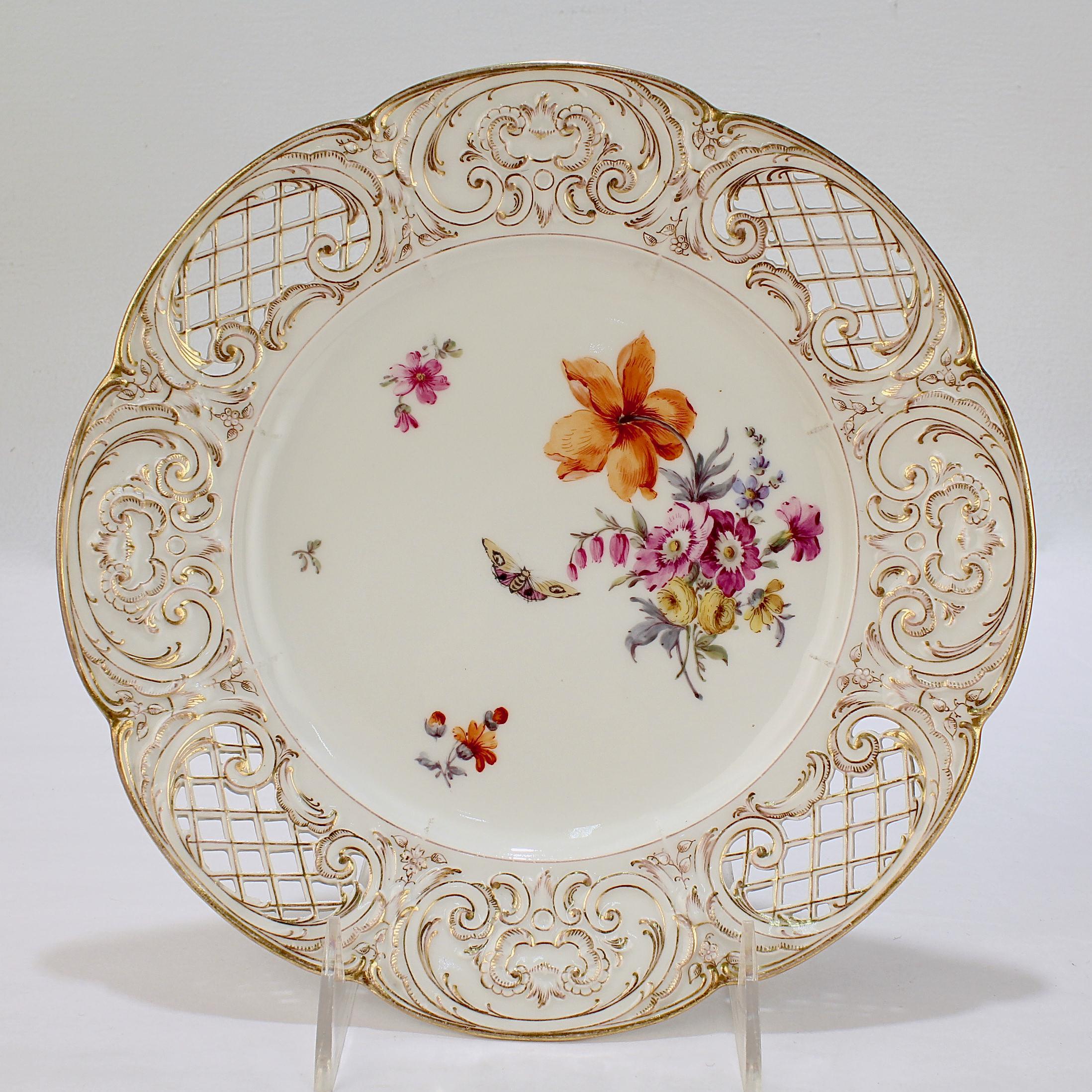 Lote de 6 piezas de porcelana antigua KPM Porcelain  Placas de armario reticuladas Deutsche Blumen Alemán en venta