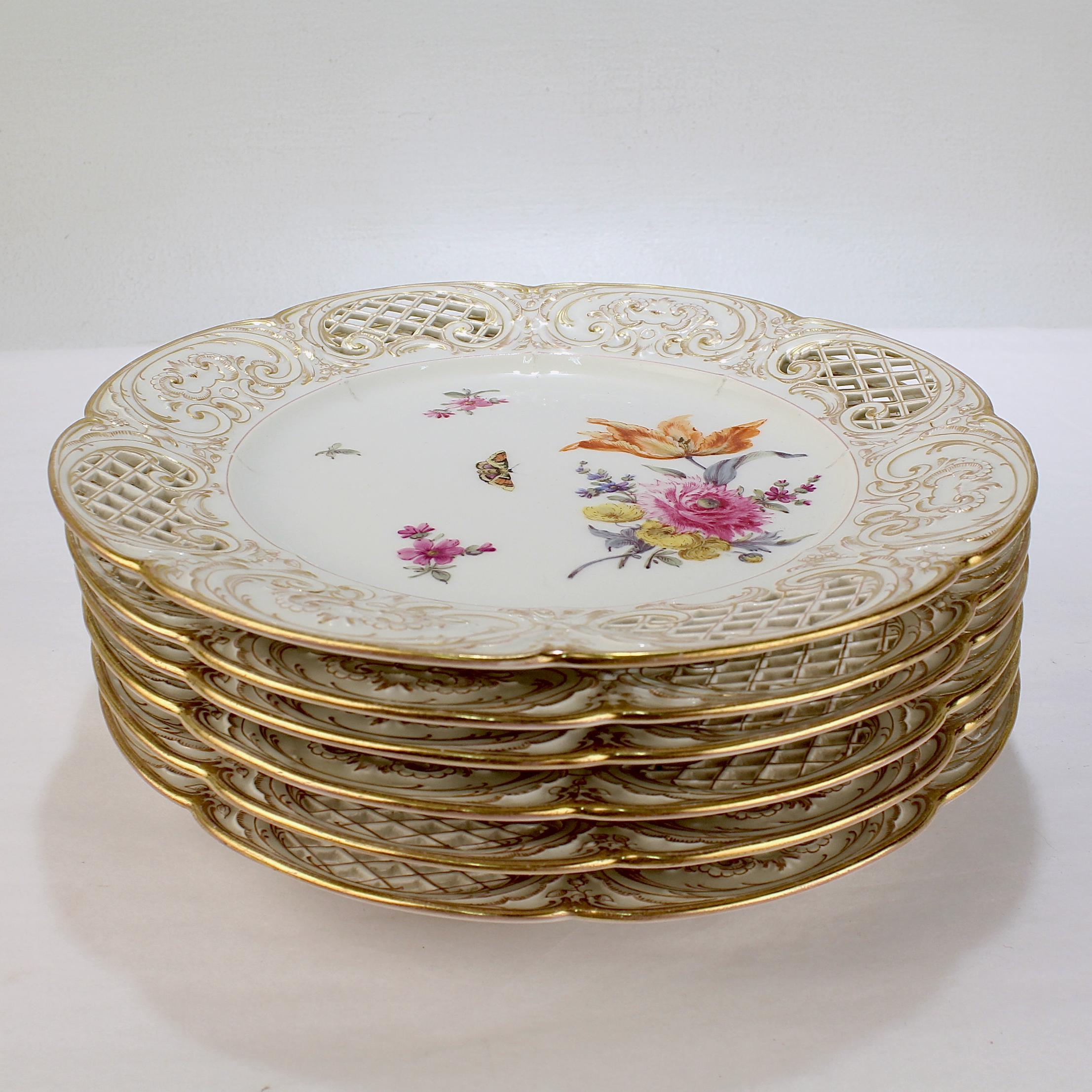 Lote de 6 piezas de porcelana antigua KPM Porcelain  Placas de armario reticuladas Deutsche Blumen Porcelana en venta