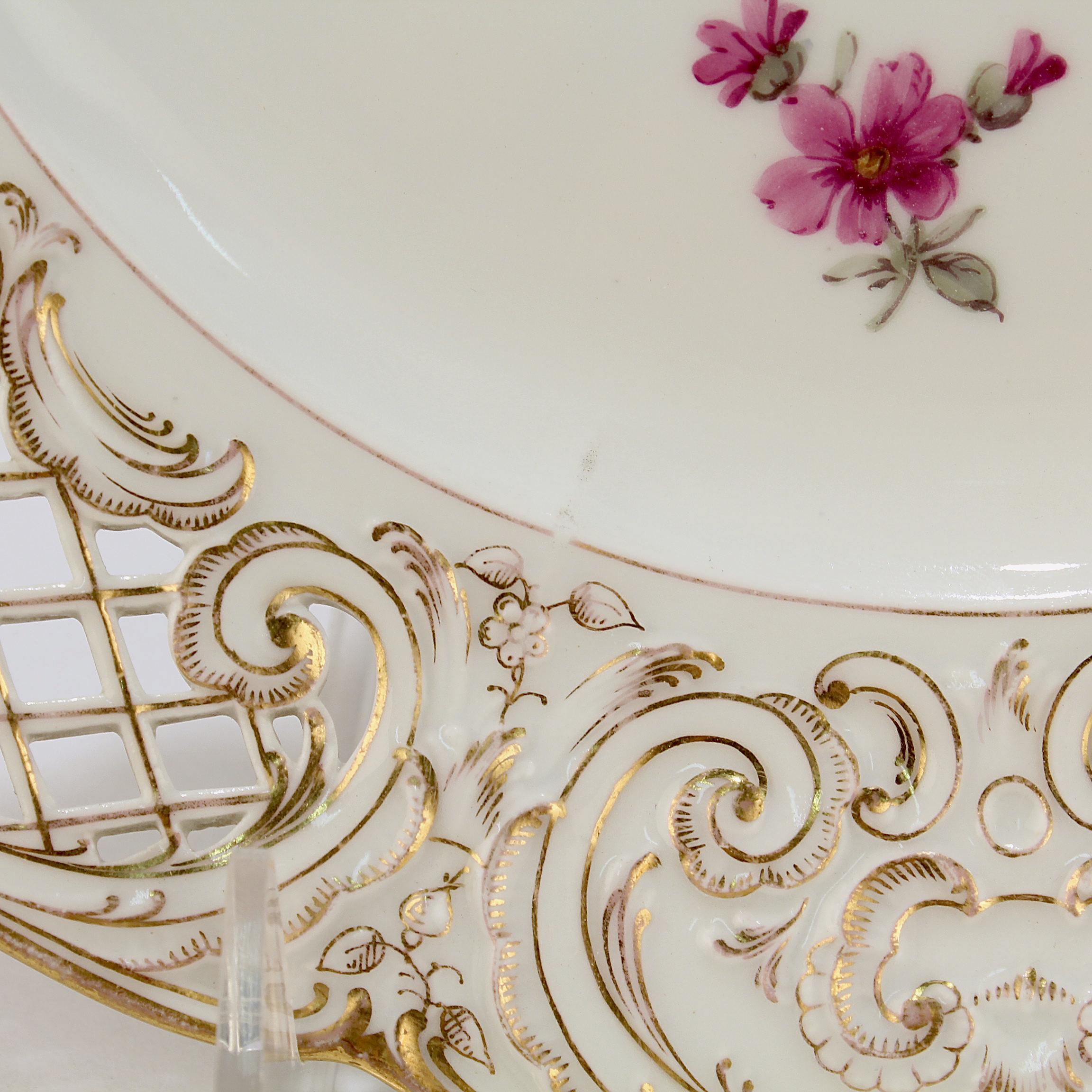 Lote de 6 piezas de porcelana antigua KPM Porcelain  Placas de armario reticuladas Deutsche Blumen en venta 1