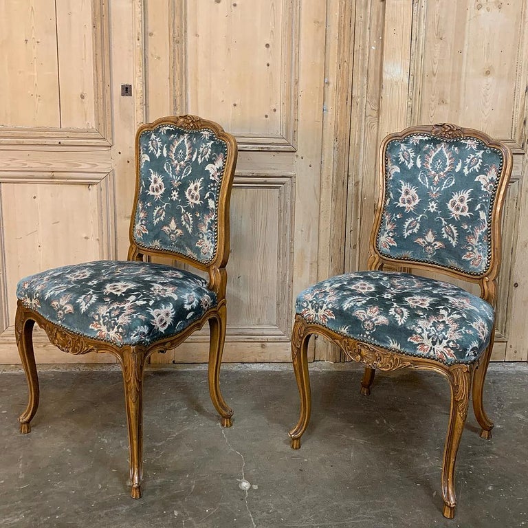 Ensemble de 6 Chaises de salle à manger anciennes Louis XV incluant 2