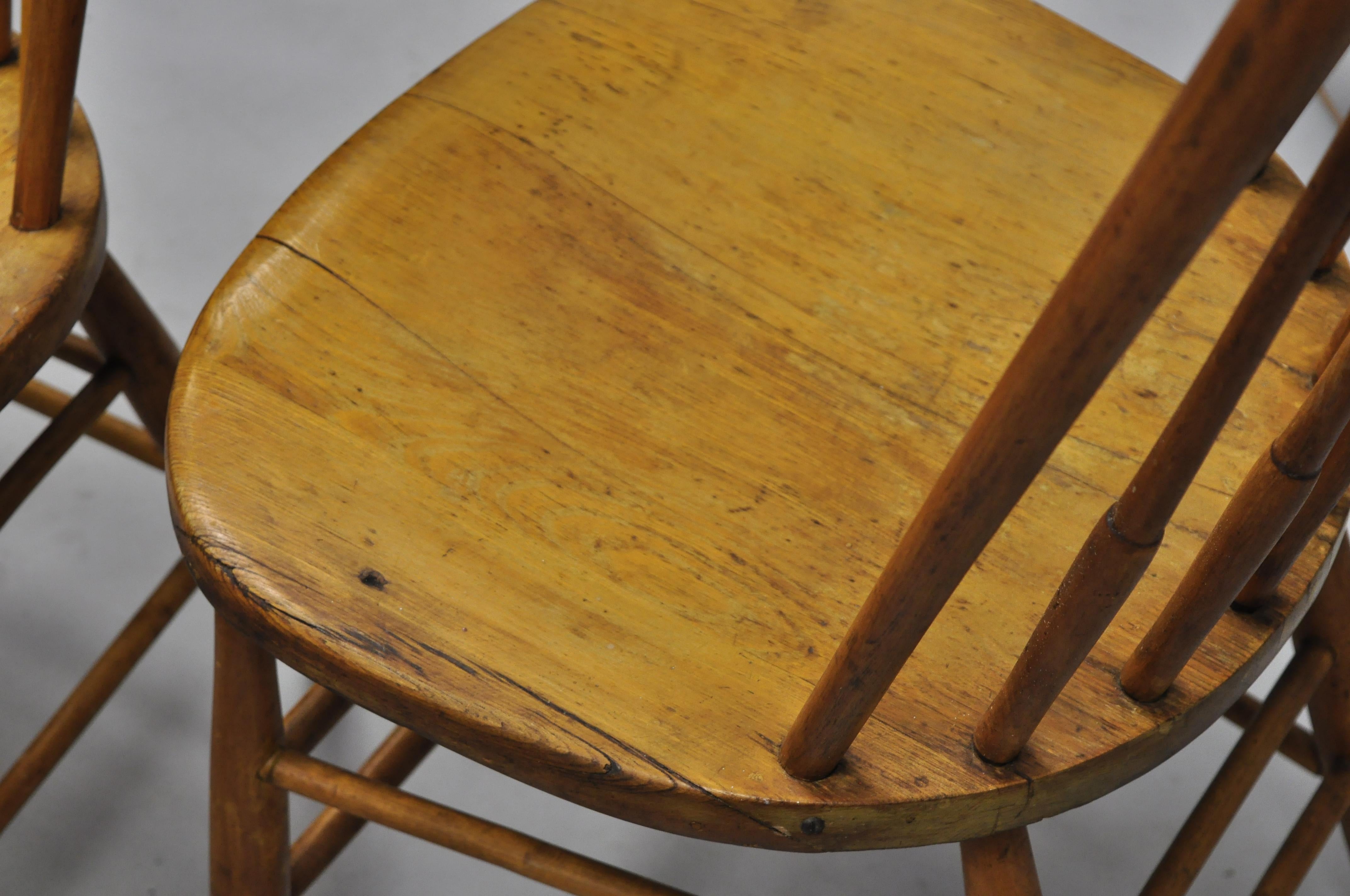 Set of 6 Antique Maple Spindle Back Beehive Finial Dining Kitchen Chairs In Good Condition In Philadelphia, PA