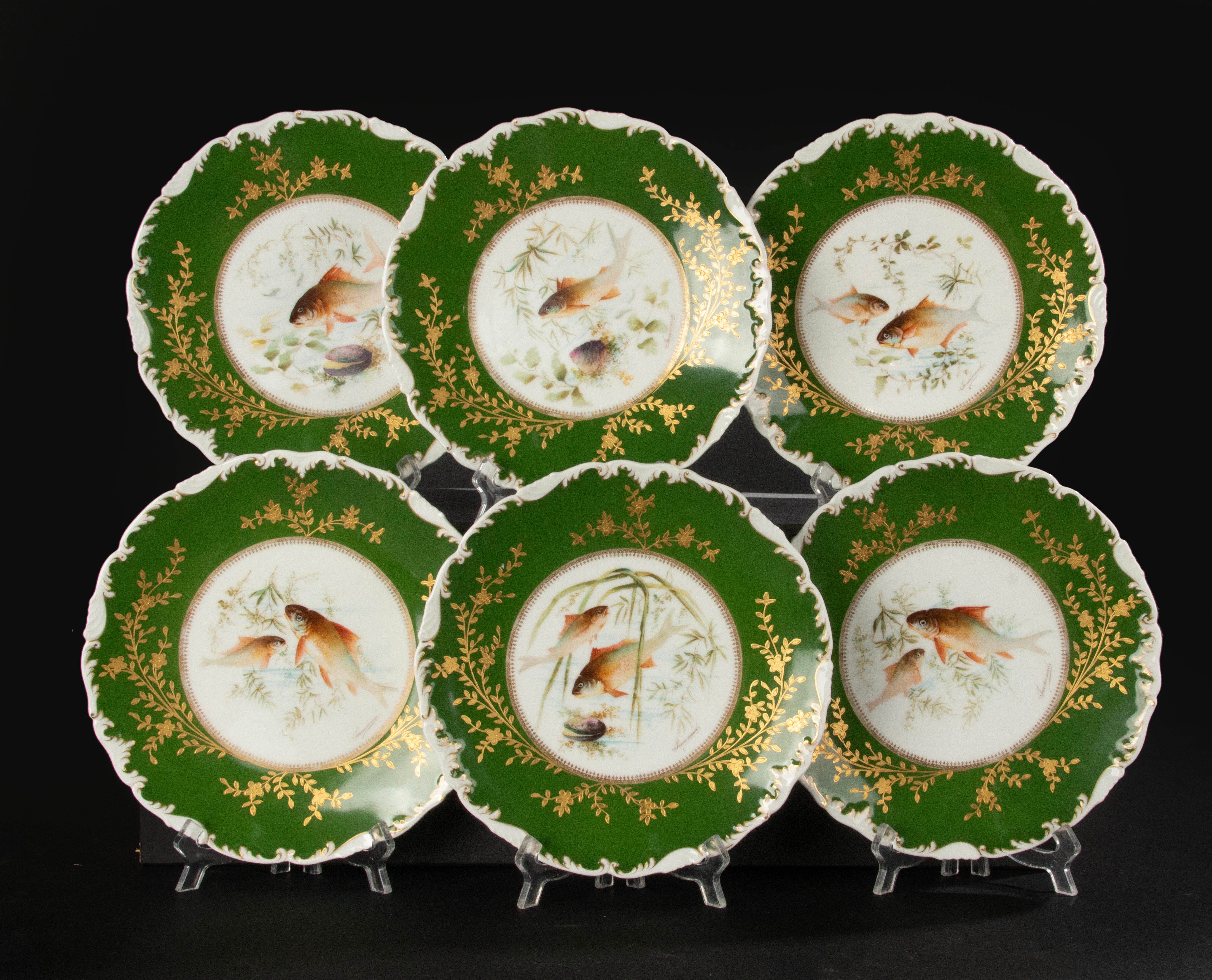 Estupendo juego de 6 platos de porcelana con forma de pez, fabricados por la marca francesa Limoges. Las planchas datan de alrededor de 1900-1910. Están decoradas y firmadas por Tressemanes & Vogt. 
Las placas están en muy buen estado. Sin