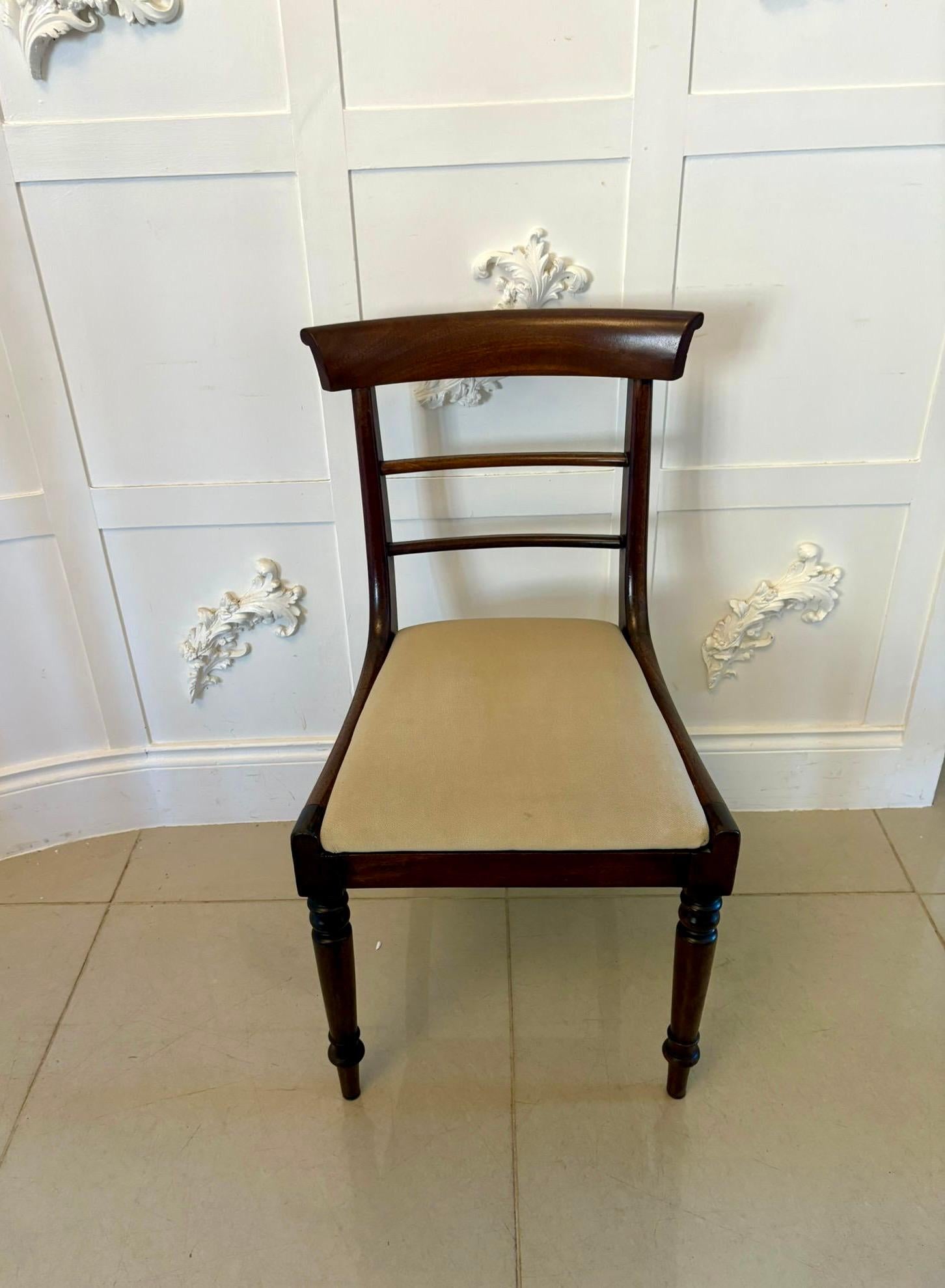 Autre Ensemble de 6 chaises de salle à manger anciennes de qualité Regency en acajou en vente