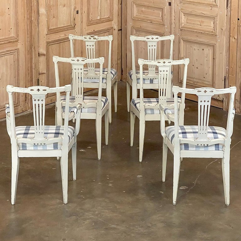 Ensemble de 6 chaises de salle à manger suédoises anciennes peintes de  style gustavien, comprenant 2 fauteuils En vente sur 1stDibs
