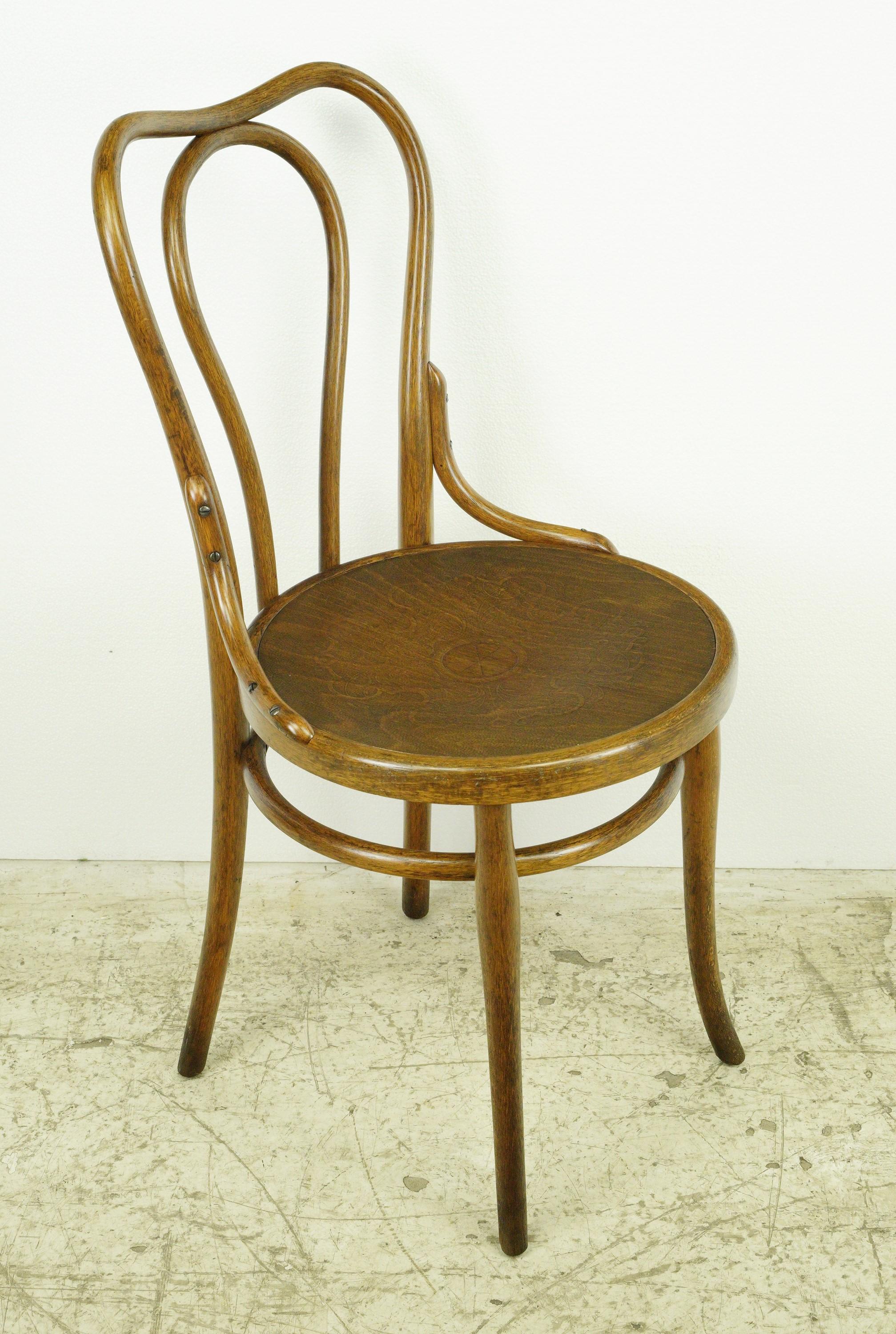 Lot de 6 chaises de bistrot anciennes en bois courbé Thonet avec motif en vente 4