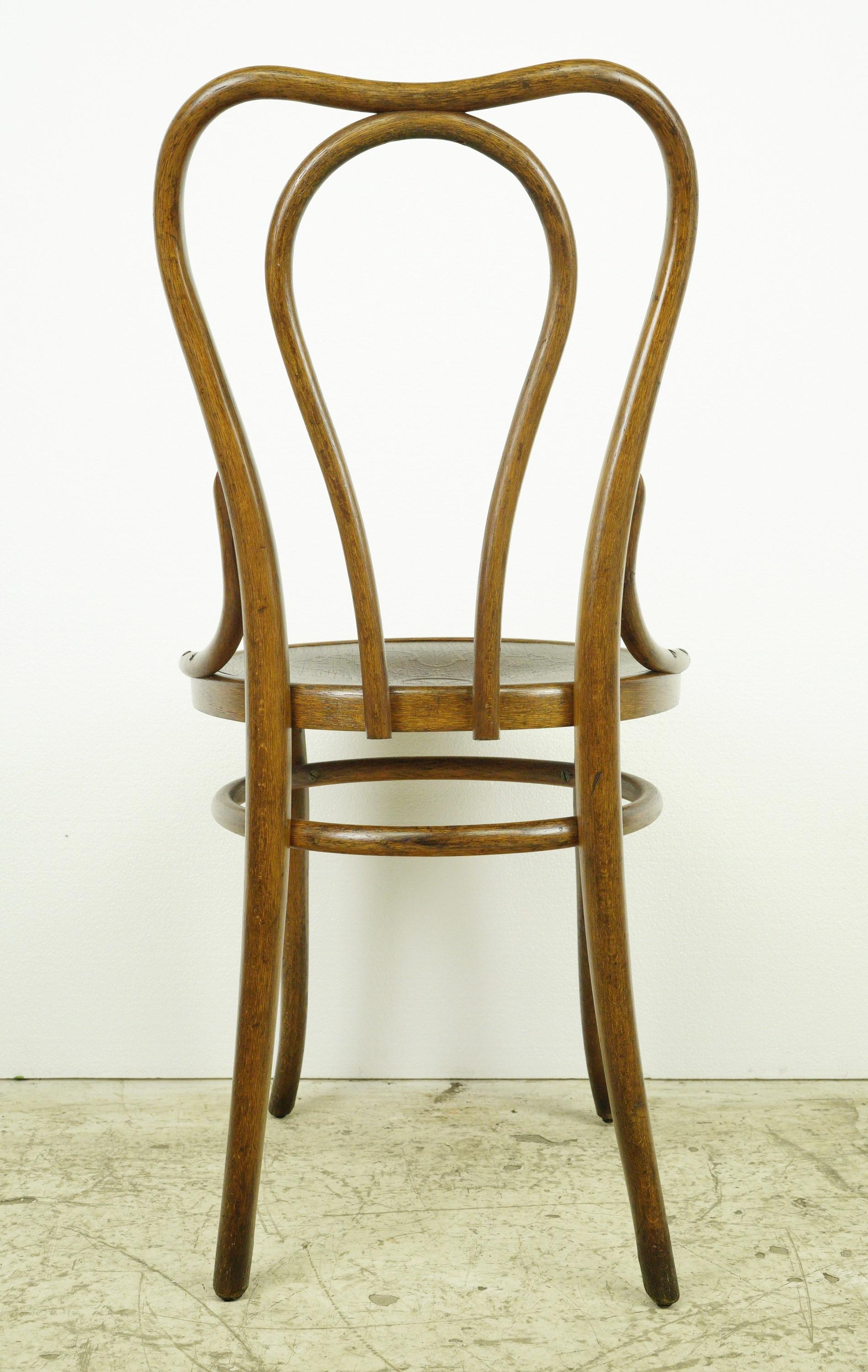 Lot de 6 chaises de bistrot anciennes en bois courbé Thonet avec motif en vente 6